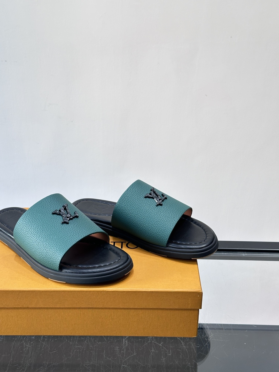 Louis Vuitton ss26new arrival LV驴牌春夏系列新款平底沙滩拖鞋🥿简约精致，