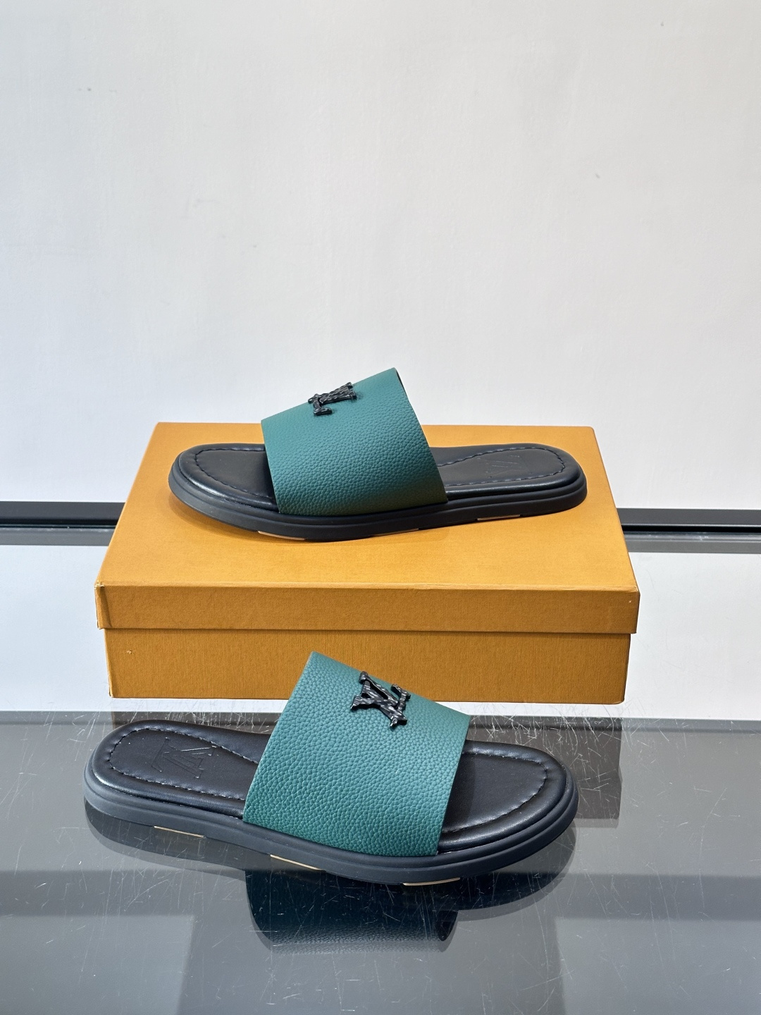 Louis Vuitton ss26new arrival LV驴牌春夏系列新款平底沙滩拖鞋🥿简约精致，