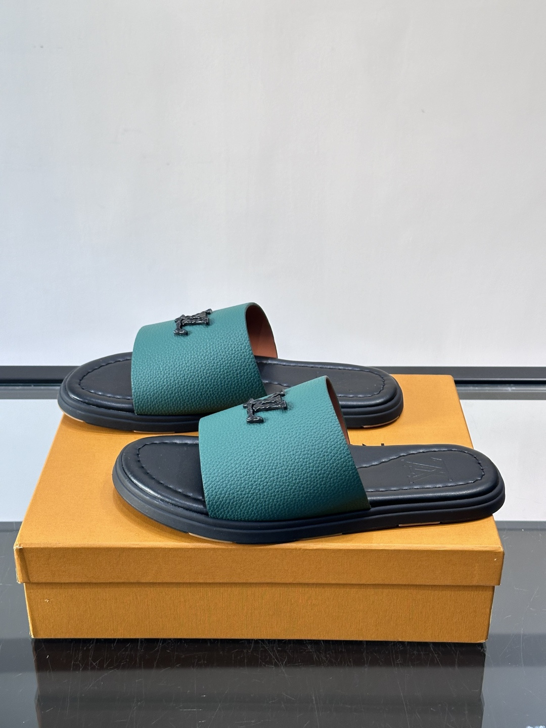 Louis Vuitton ss26new arrival LV驴牌春夏系列新款平底沙滩拖鞋🥿简约精致，