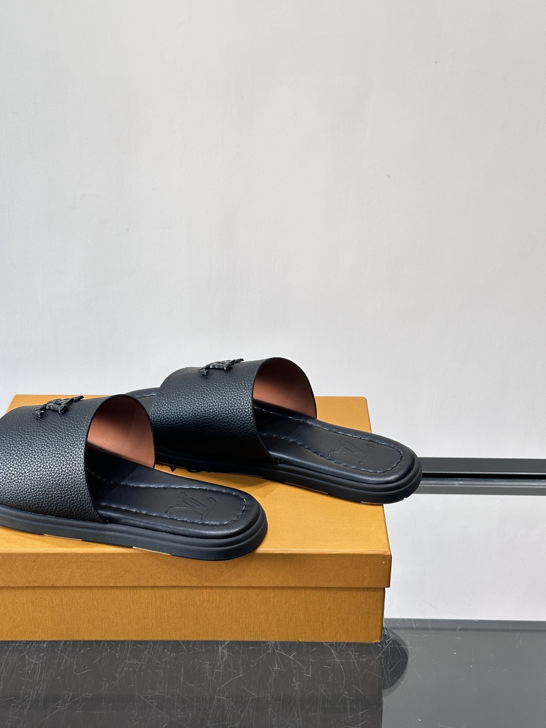 Louis Vuitton ss26new arrival LV驴牌春夏系列新款平底沙滩拖鞋🥿简约精致，