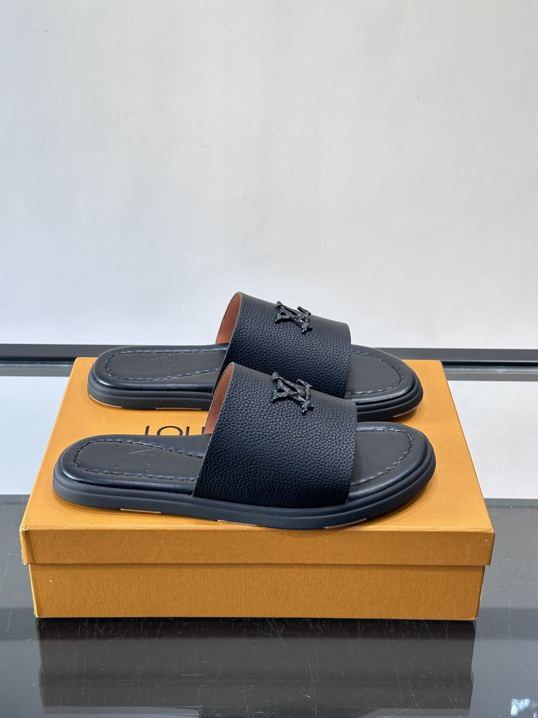 Louis Vuitton ss26new arrival LV驴牌春夏系列新款平底沙滩拖鞋🥿简约精致，