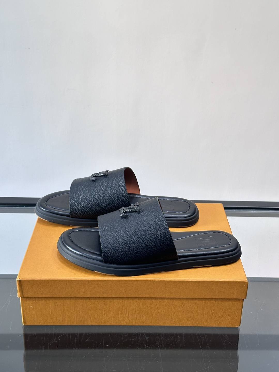 Louis Vuitton ss26new arrival LV驴牌春夏系列新款平底沙滩拖鞋🥿简约精致，