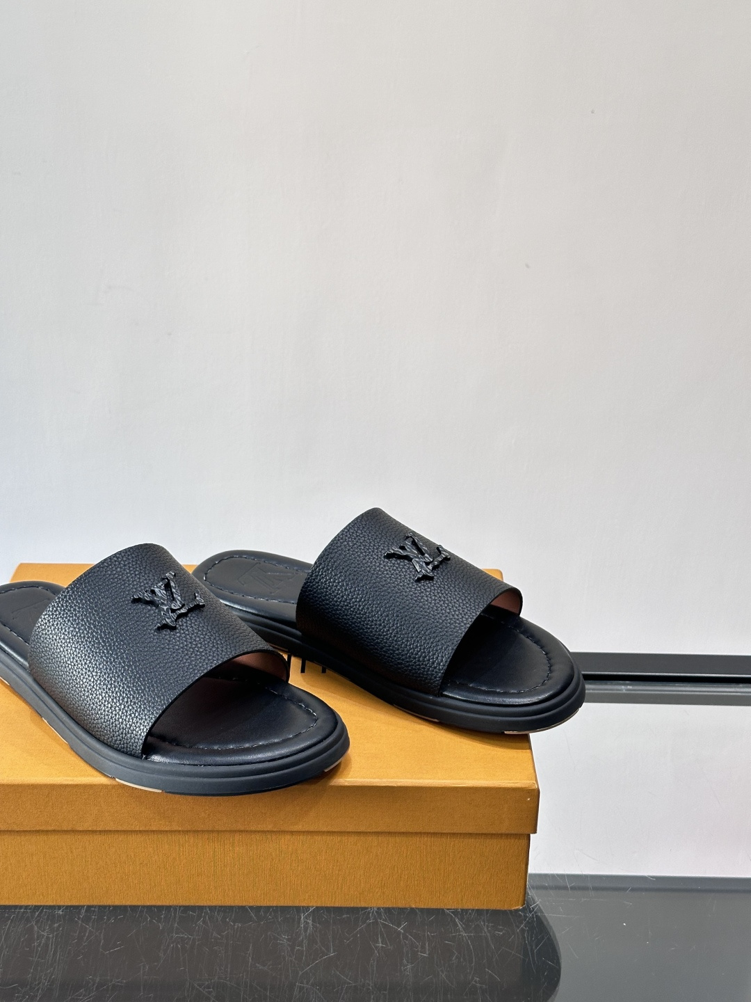 Louis Vuitton ss26new arrival LV驴牌春夏系列新款平底沙滩拖鞋🥿简约精致，