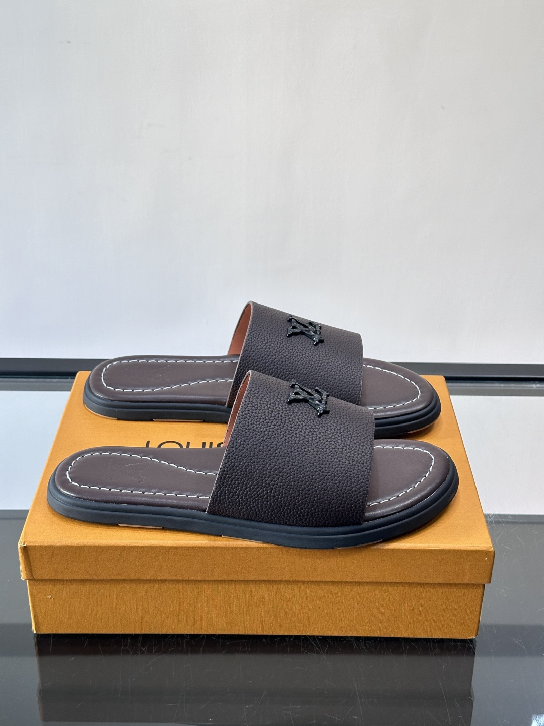 Louis Vuitton ss26new arrival LV驴牌春夏系列新款平底沙滩拖鞋🥿简约精致，