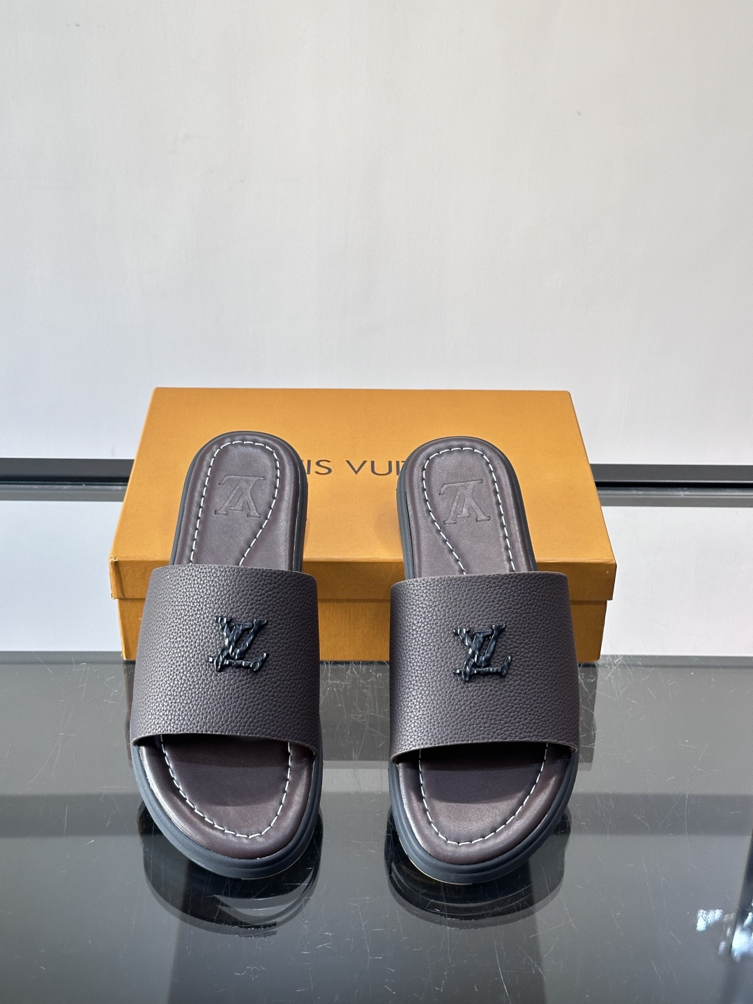 Louis Vuitton ss26new arrival LV驴牌春夏系列新款平底沙滩拖鞋🥿简约精致，