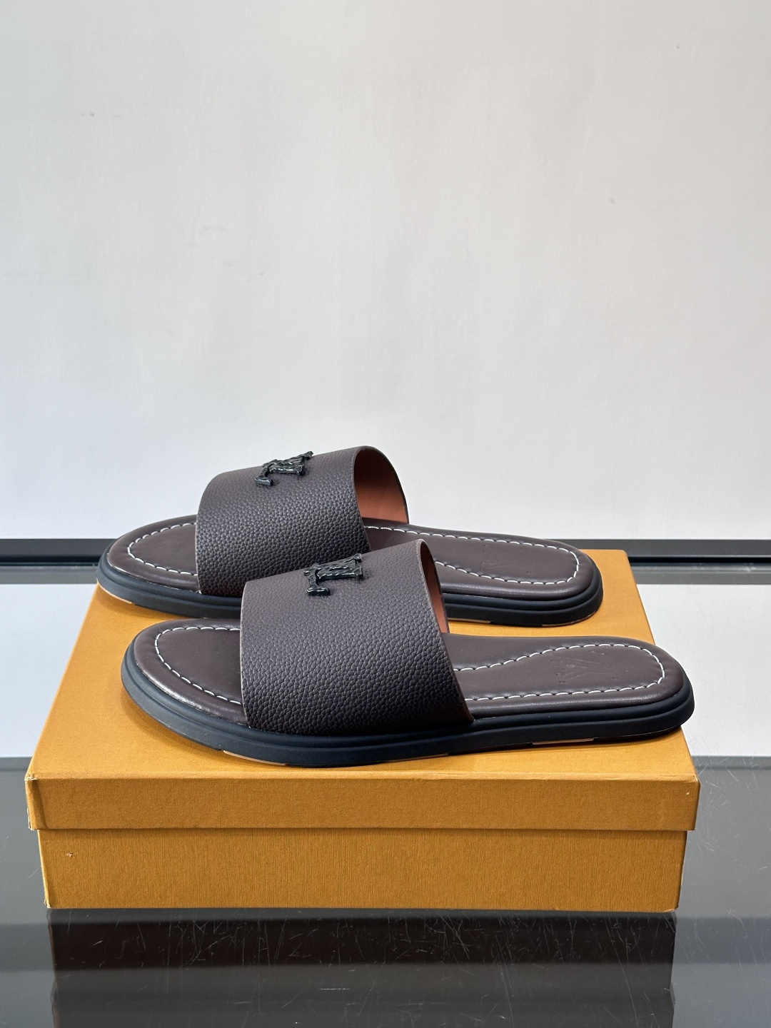 Louis Vuitton ss26new arrival LV驴牌春夏系列新款平底沙滩拖鞋🥿简约精致，