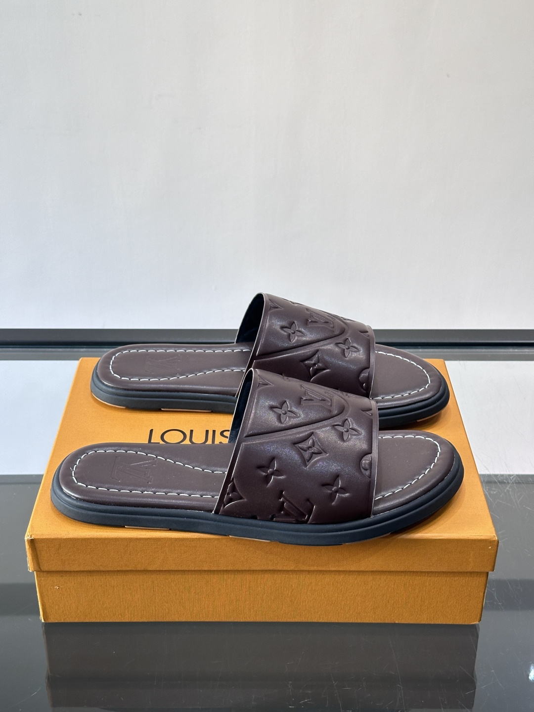 NO:756405,Louis Vuitton ss26new arrival LV donkey brand spring and summer series new flat beach slippers are simple and exquisite, full of high-end feeling, full of temperament ~ super good-looking on the feet, full of summer shoes. size39-44 (customized at 38.45.46),, louis vuitton, louis vuitton, louis vuitton, slippers19860909Louis Vuitton ss26new arrival LV驴牌春夏系列新款平底沙滩拖鞋简约精致,高级感满满,尽显气质～上脚超好看,拉满了夏日美鞋的绝 .size39-44（38.45.46定制）,,louis vuitton,louis vuitton,louis vuitton,slippers,Men's shoes