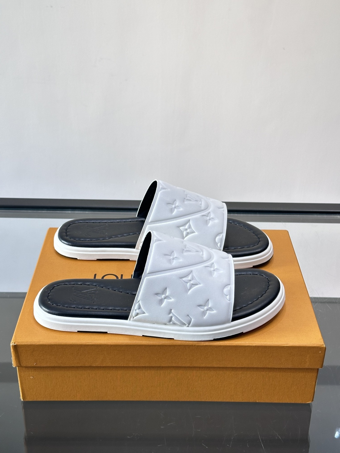 NO:756402,Louis Vuitton ss26new arrival LV donkey brand spring and summer series new flat beach slippers are simple and exquisite, full of high-end feeling, full of temperament ~ super good-looking on the feet, perfect for summer shoes. size39-44 (customized at 38.45.46),, louis vuitton, louis vuitton, louis vuitton, slippers19860909Louis Vuitton ss26new arrival LV驴牌春夏系列新款平底沙滩拖鞋简约精致,高级感满满,尽显气质～上脚超好看,拉满了夏日美鞋的绝绝 .size39-44（38.45.46定制）,,louis vuitton,louis vuitton,louis vuitton,slippers,Men's shoes