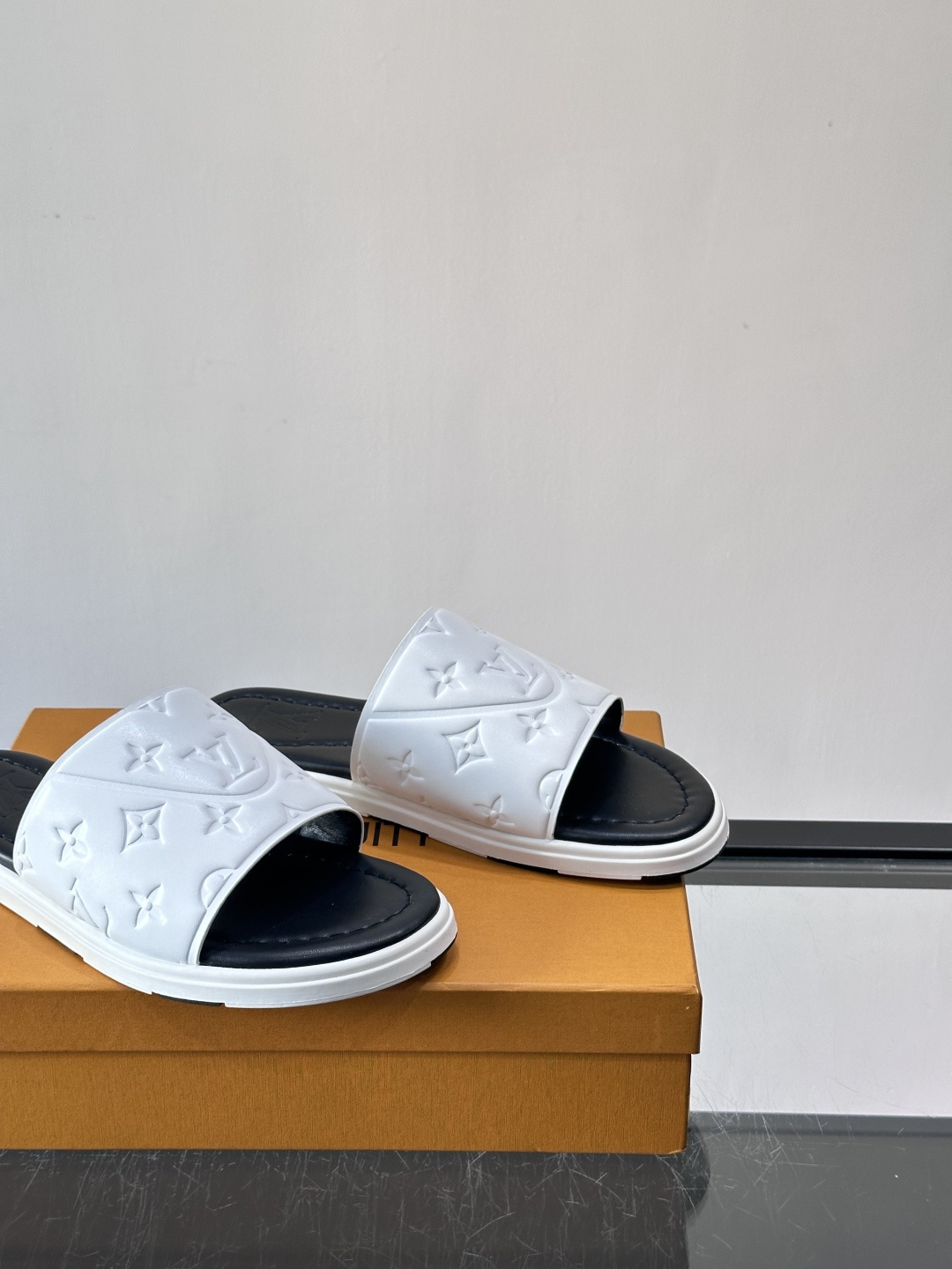 Louis Vuitton ss26new arrival LV驴牌春夏系列新款平底沙滩拖鞋🥿简约精致，