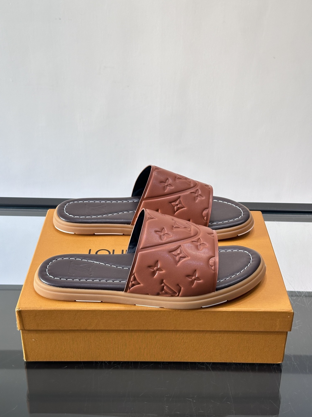 NO:756399,Louis Vuitton ss26new arrival LV donkey brand spring and summer series new flat beach slippers are simple and exquisite, full of high-end feeling, full of temperament ~ super good-looking on the feet, perfect for summer shoes, size39-44 (customized at 38.45.46),, louis vuitton, louis vuitton, louis vuitton, slippers19860909Louis Vuitton ss26new arrival LV驴牌春夏系列新款平底沙滩拖鞋简约精致,高级感满满,尽显气质～上脚超好看,拉满了夏日美鞋的绝绝 ,size39-44（38.45.46定制）,,louis vuitton,louis vuitton,louis vuitton,slippers,Men's shoes