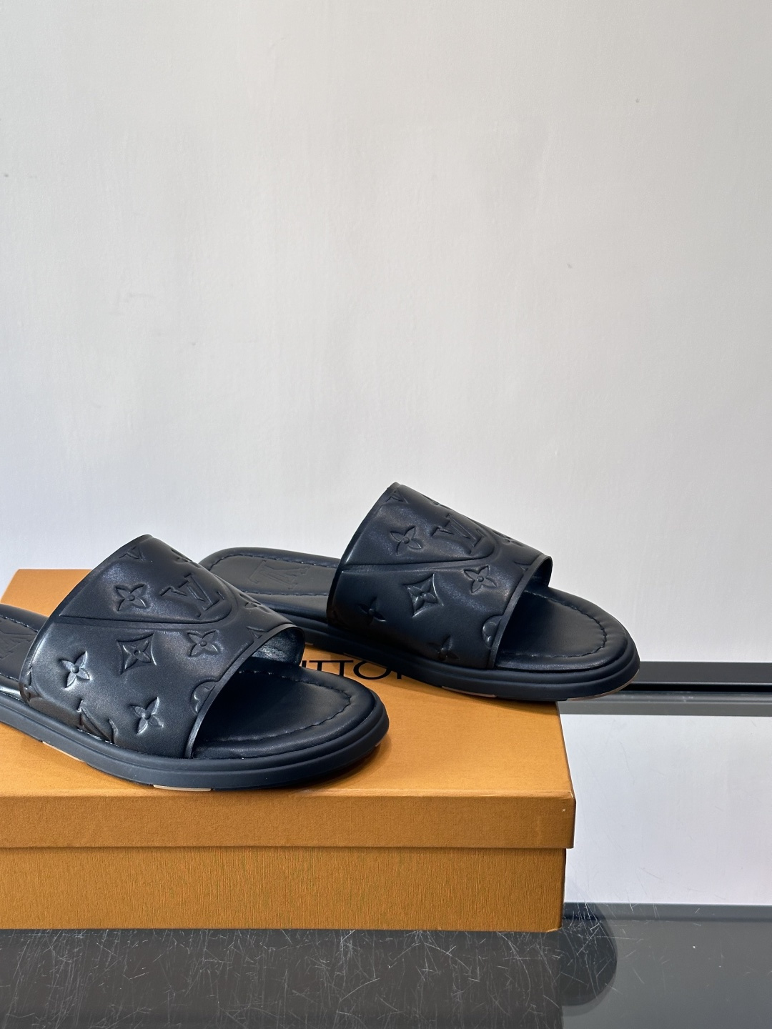 Louis Vuitton ss26new arrival LV驴牌春夏系列新款平底沙滩拖鞋🥿简约精致，