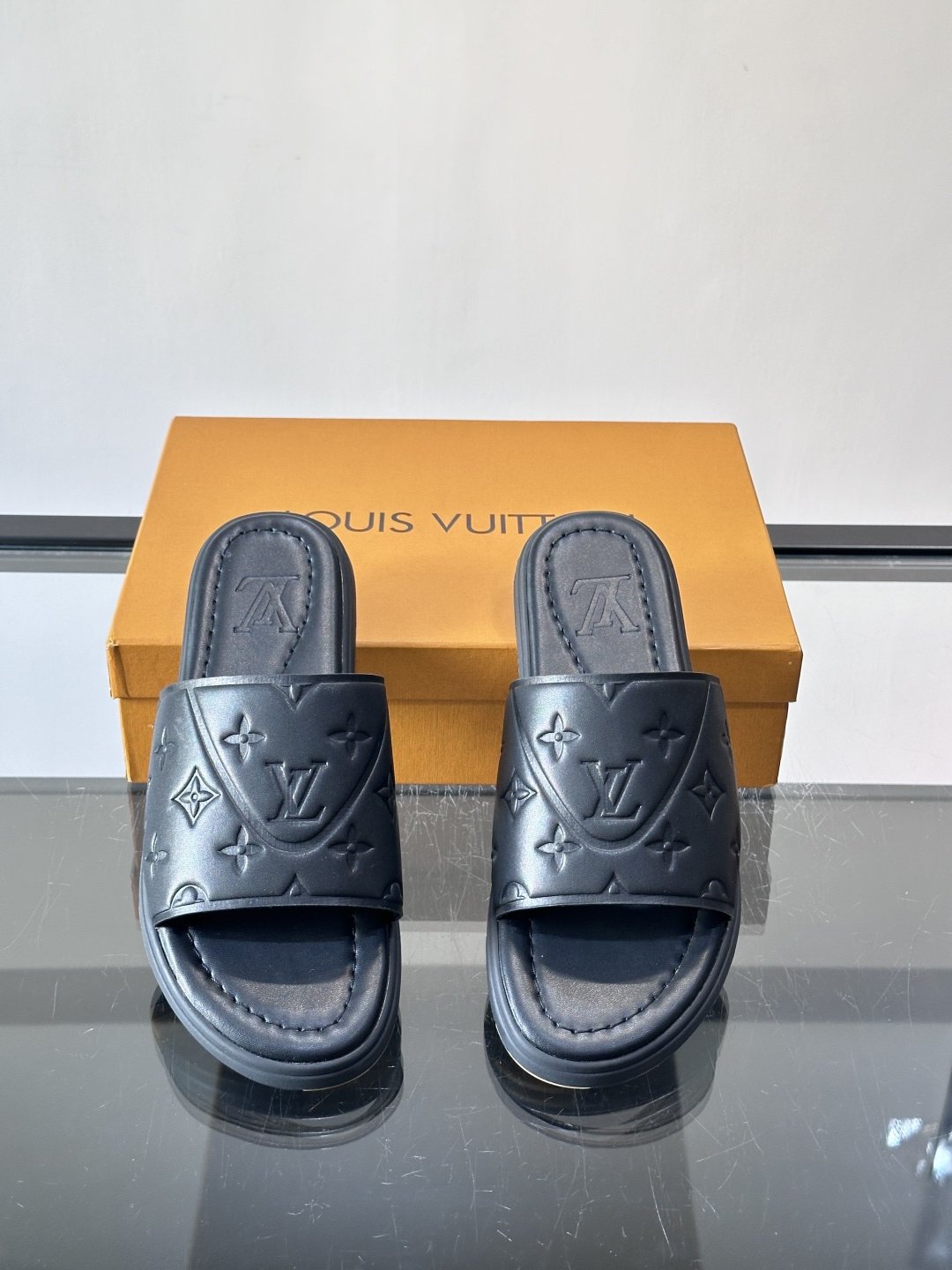 Louis Vuitton ss26new arrival LV驴牌春夏系列新款平底沙滩拖鞋🥿简约精致，