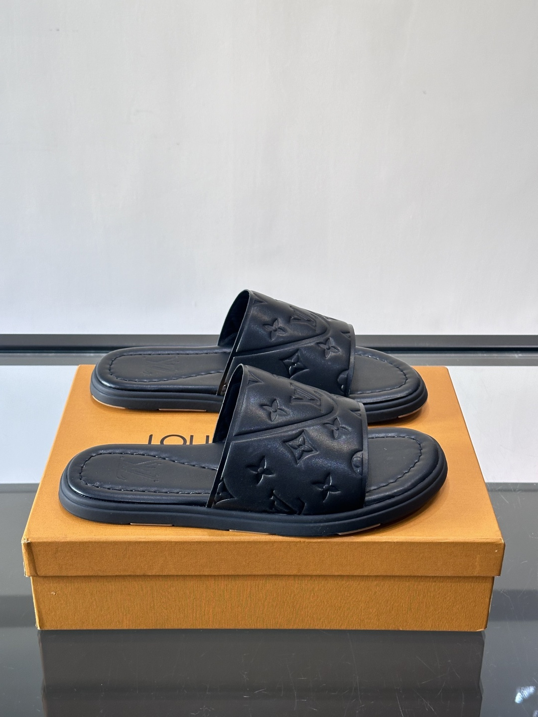 NO:756396,Louis Vuitton ss26new arrival LV donkey brand spring and summer series new flat beach slippers are simple and exquisite, full of high-end feeling, full of temperament ~ super good-looking on the feet, perfect for summer shoes. size39-44 (customized at 38.45.46),, louis vuitton, louis vuitton, louis vuitton, slippers19860909Louis Vuitton ss26new arrival LV驴牌春夏系列新款平底沙滩拖鞋简约精致,高级感满满,尽显气质～上脚超好看,拉满了夏日美鞋的绝绝 .size39-44（38.45.46定制）,,louis vuitton,louis vuitton,louis vuitton,slippers,Men's shoes