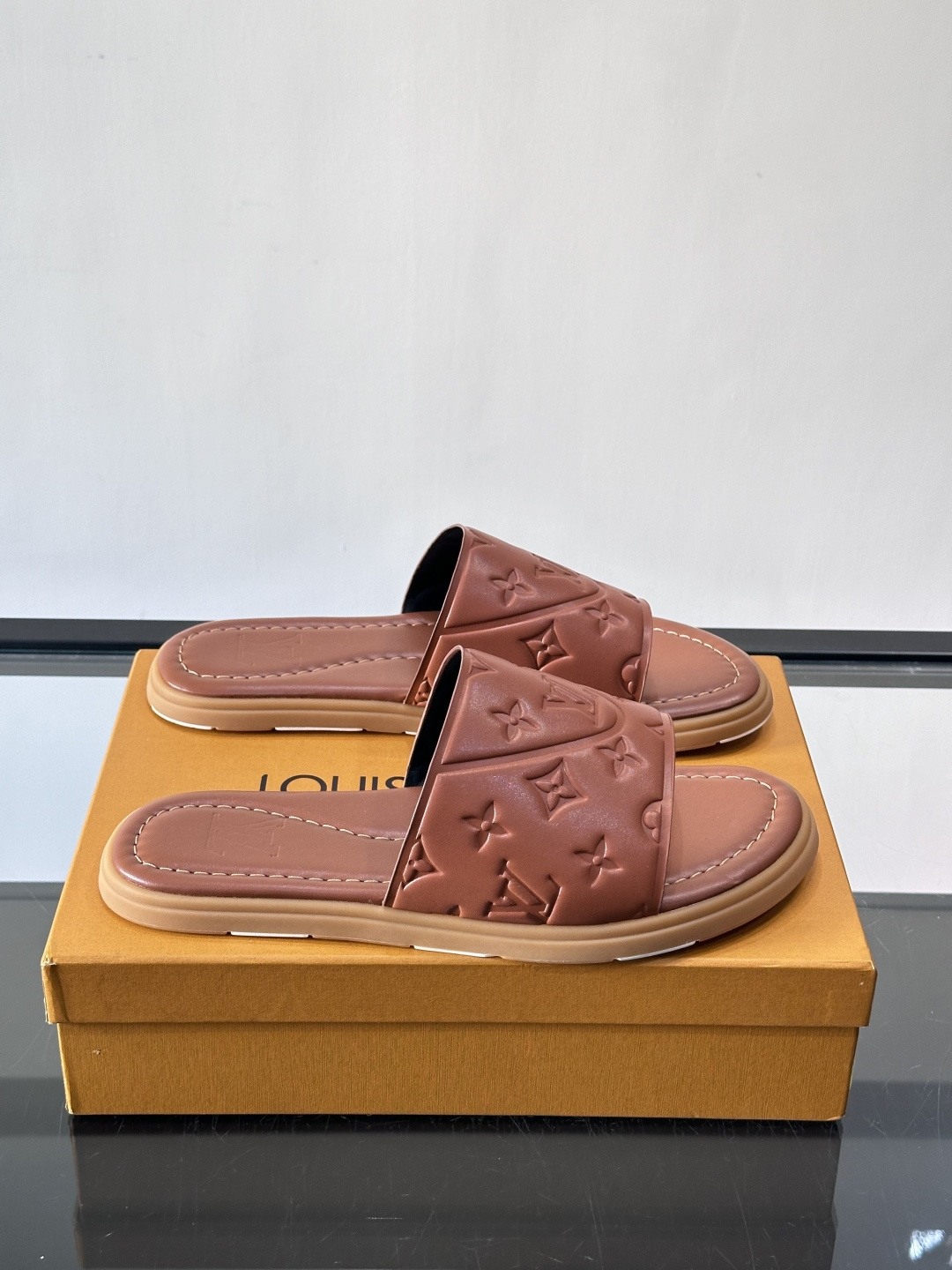 Louis Vuitton ss26new arrival LV驴牌春夏系列新款平底沙滩拖鞋🥿简约精致，