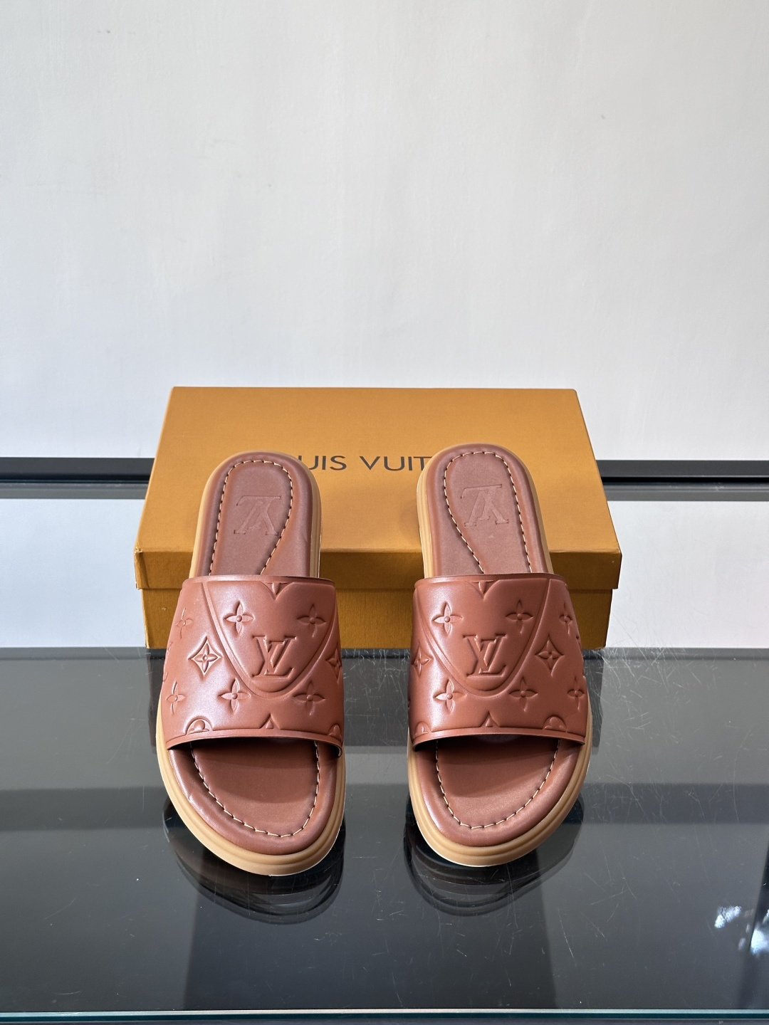 Louis Vuitton ss26new arrival LV驴牌春夏系列新款平底沙滩拖鞋🥿简约精致，