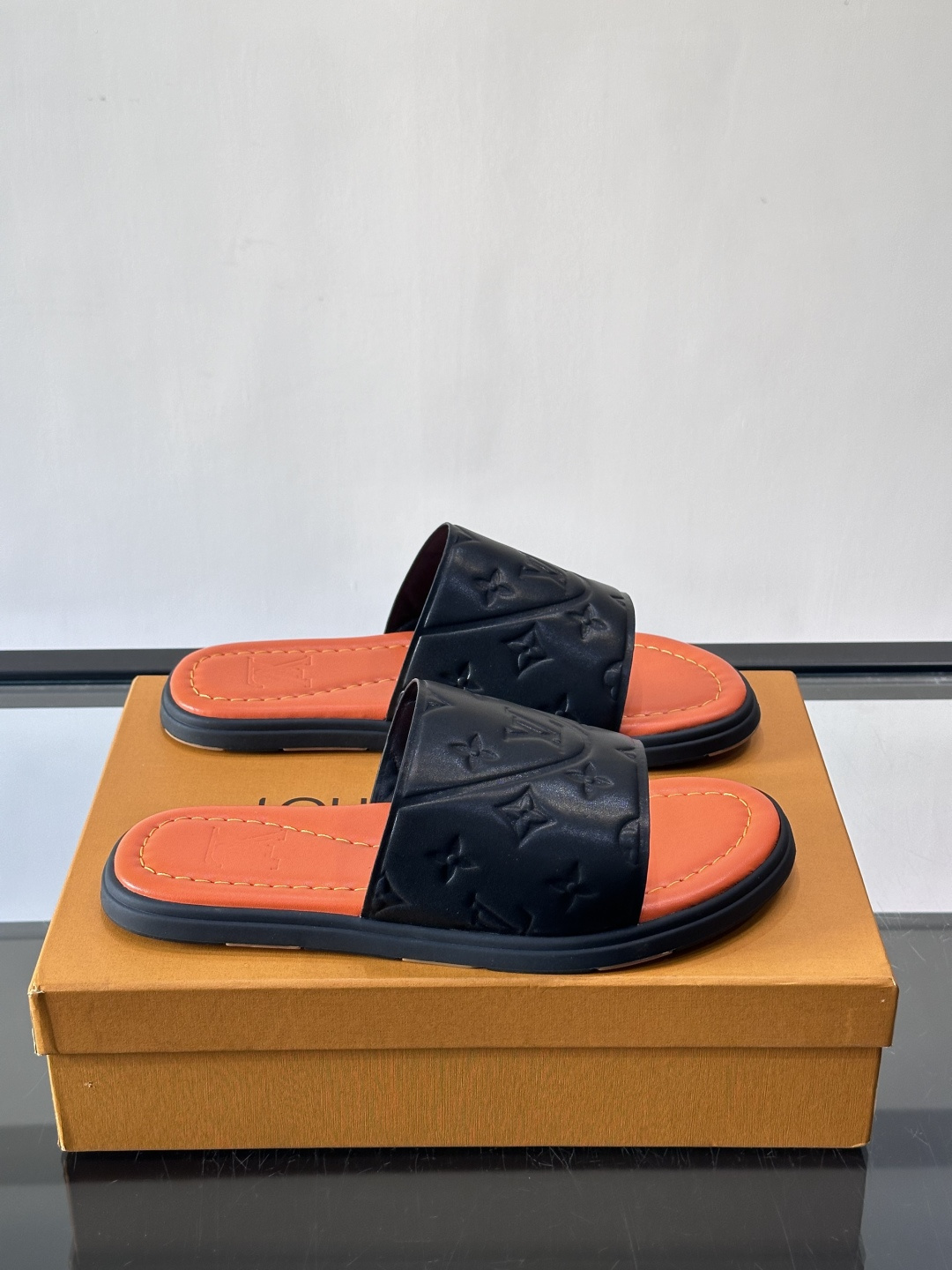 NO:756393,Louis Vuitton ss26new arrival LV donkey brand spring and summer series new flat beach slippers are simple and exquisite, full of high-end feeling, full of temperament ~ super good-looking on the feet, perfect for summer shoes size39-44 (customized at 38.45.46),, louis vuitton, louis vuitton, louis vuitton, slippers19860909Louis Vuitton ss26new arrival LV驴牌春夏系列新款平底沙滩拖鞋简约精致,高级感满满,尽显气质～上脚超好看,拉满了夏日美鞋的绝绝 size39-44（38.45.46定制）,,louis vuitton,louis vuitton,louis vuitton,slippers,Men's shoes