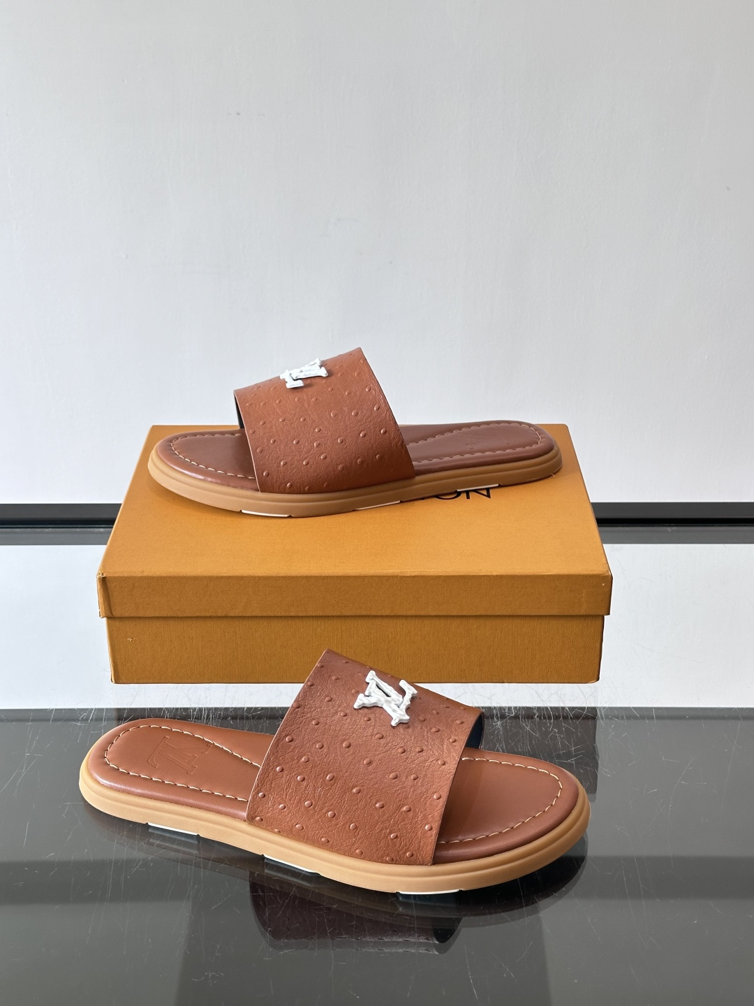 Louis Vuitton ss26new arrival LV驴牌春夏系列新款平底沙滩拖鞋🥿简约精致，