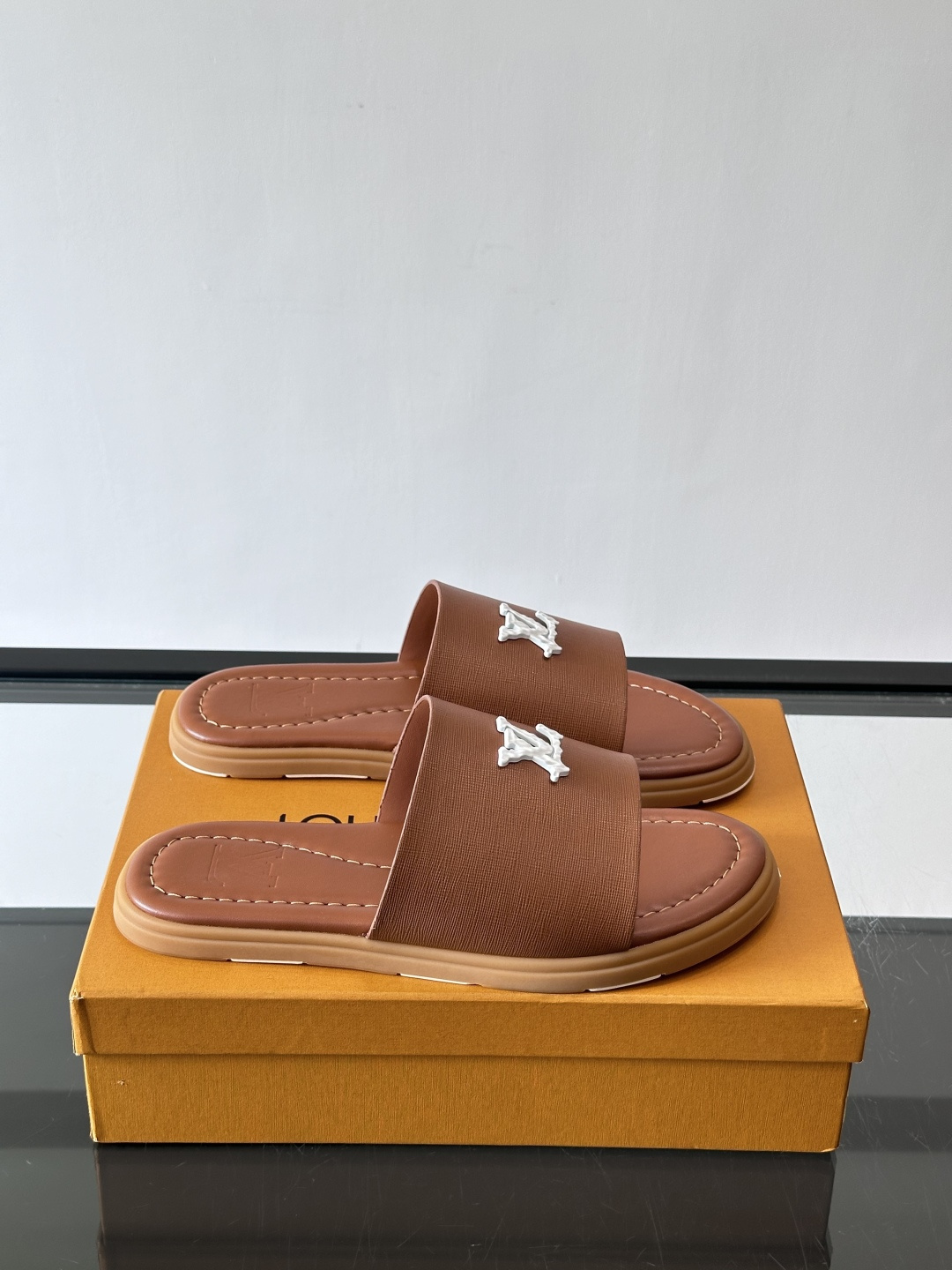 NO:756426,Louis Vuitton ss26new arrival LV donkey brand spring and summer series new flat beach slippers are simple and exquisite, full of high-end feeling, full of temperament ~ super good-looking on the feet, perfect for summer shoes, size39-44 (customized at 38.45.46),, louis vuitton, louis vuitton, louis vuitton, slippers19860909Louis Vuitton ss26new arrival LV驴牌春夏系列新款平底沙滩拖鞋简约精致,高级感满满,尽显气质～上脚超好看,拉满了夏日美鞋的绝绝 ,size39-44（38.45.46定制）,,louis vuitton,louis vuitton,louis vuitton,slippers,Men's shoes