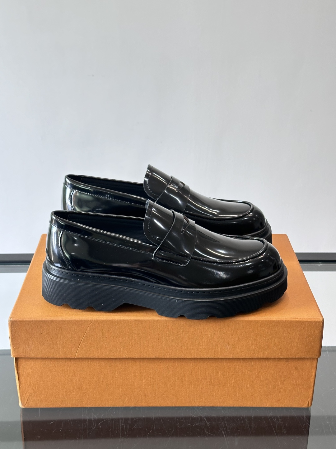 Tod'S/托德斯男士乐福鞋本款乐福鞋以雅致的进口头层牛皮革制成， 配以品牌logo横条装饰，外露手工缝