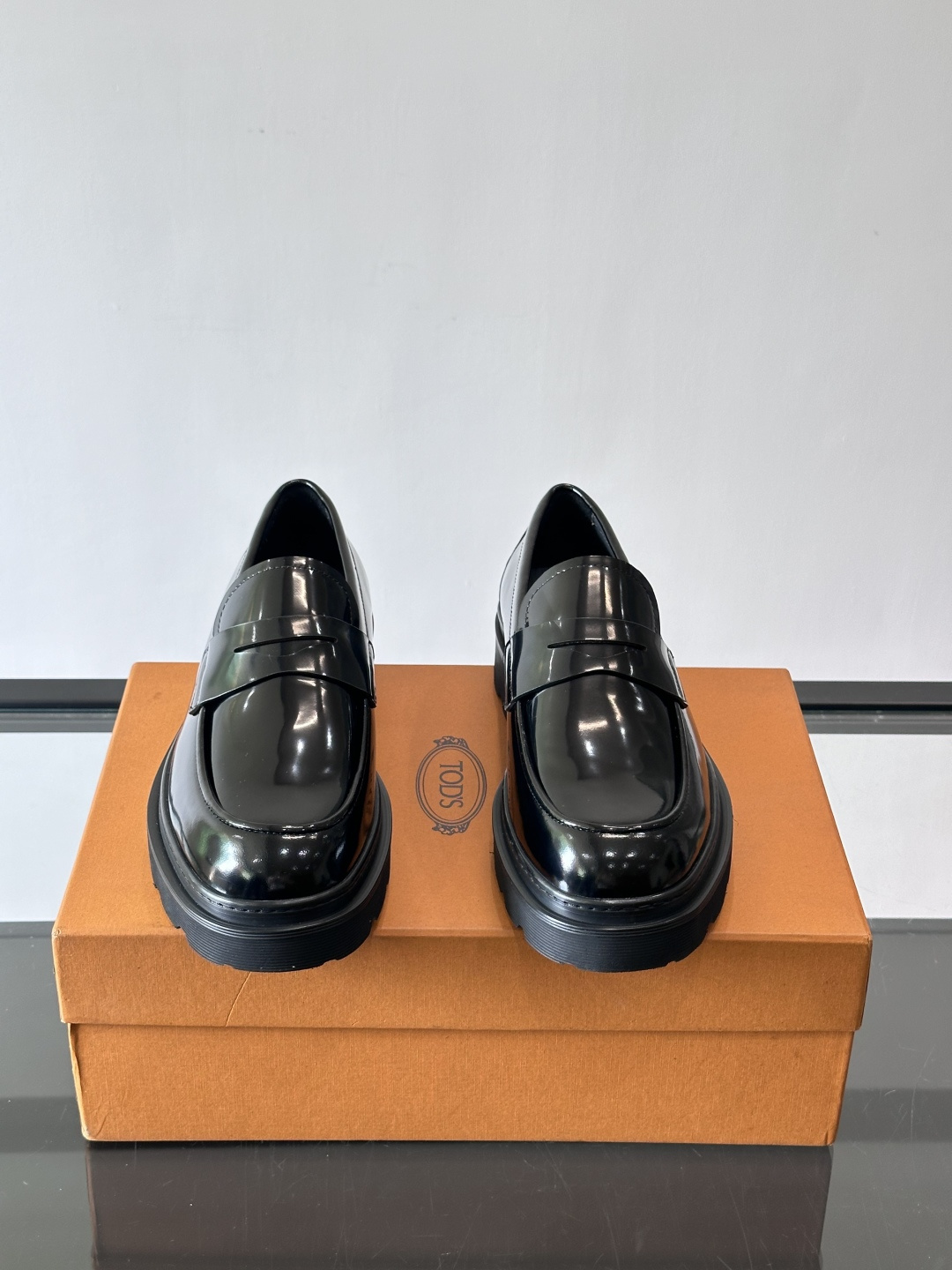 Tod'S/托德斯男士乐福鞋本款乐福鞋以雅致的进口头层牛皮革制成， 配以品牌logo横条装饰，外露手工缝