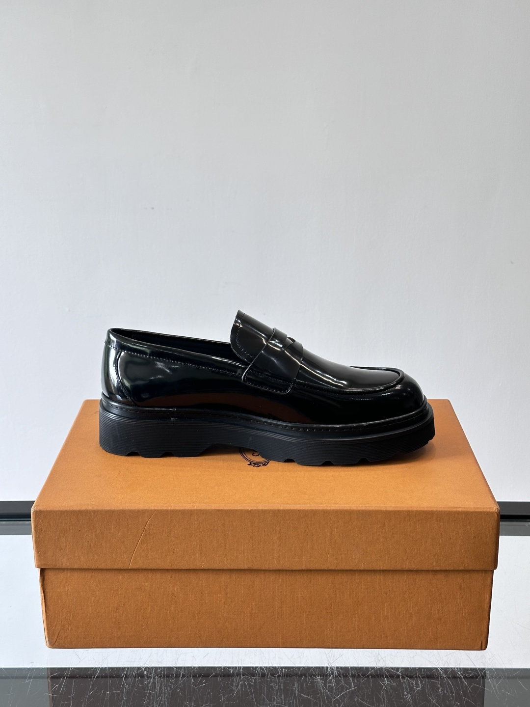 Tod'S/托德斯男士乐福鞋本款乐福鞋以雅致的进口头层牛皮革制成， 配以品牌logo横条装饰，外露手工缝