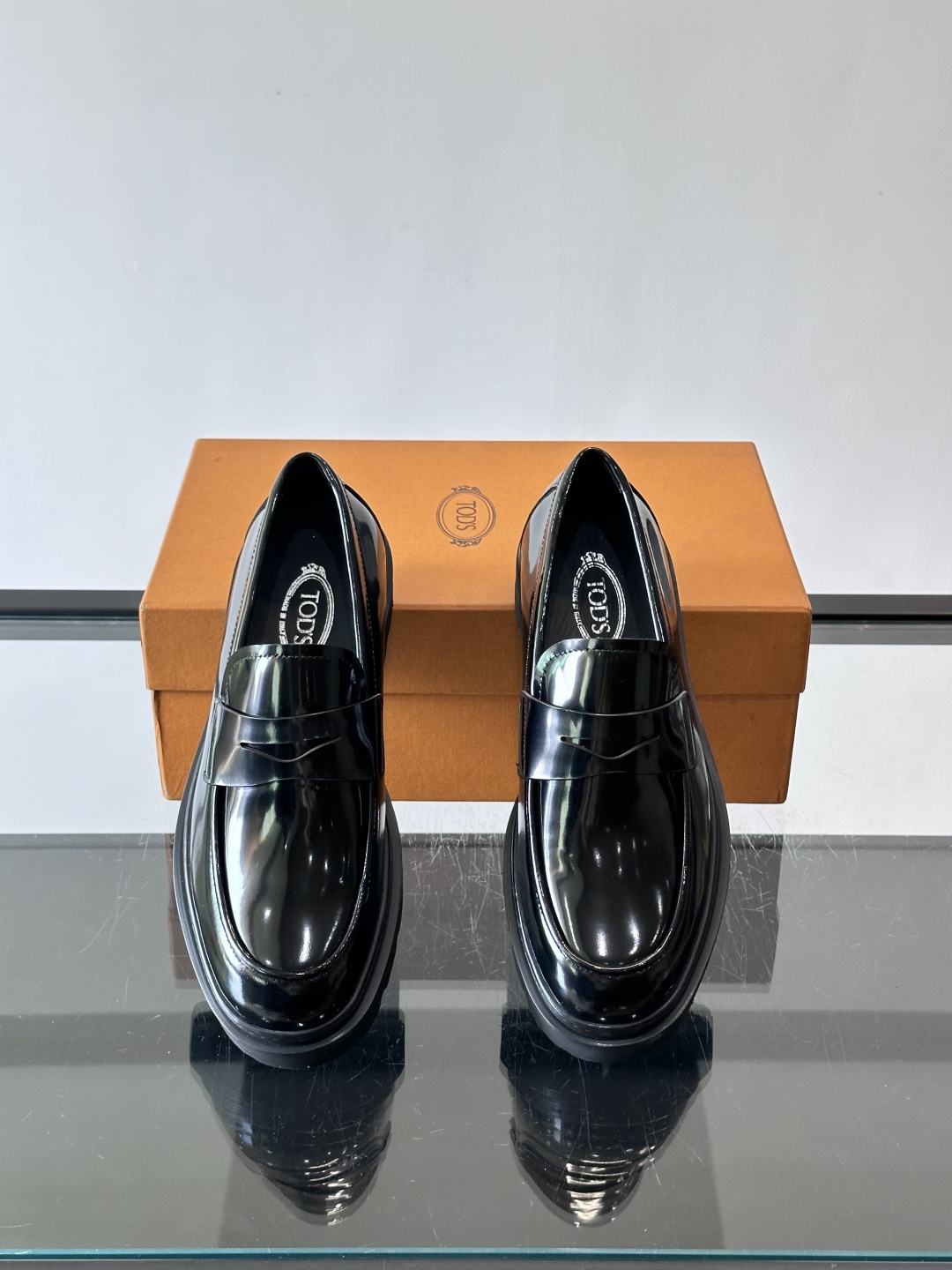 Tod'S/托德斯男士乐福鞋本款乐福鞋以雅致的进口头层牛皮革制成， 配以品牌logo横条装饰，外露手工缝