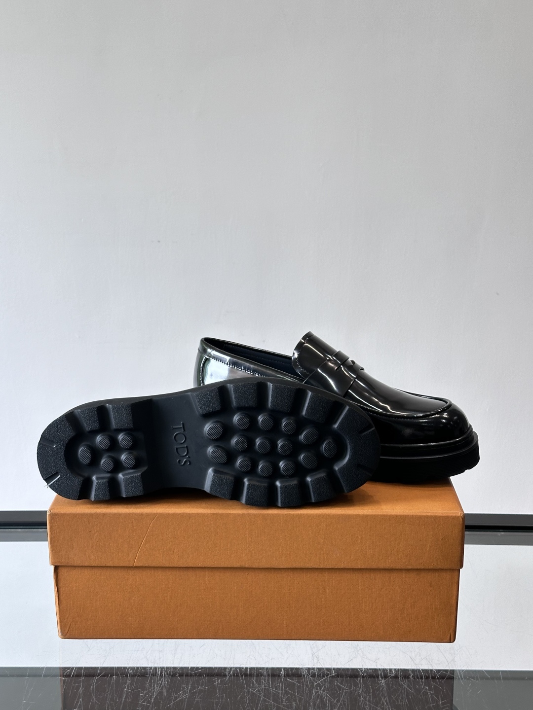 Tod'S/托德斯男士乐福鞋本款乐福鞋以雅致的进口头层牛皮革制成， 配以品牌logo横条装饰，外露手工缝