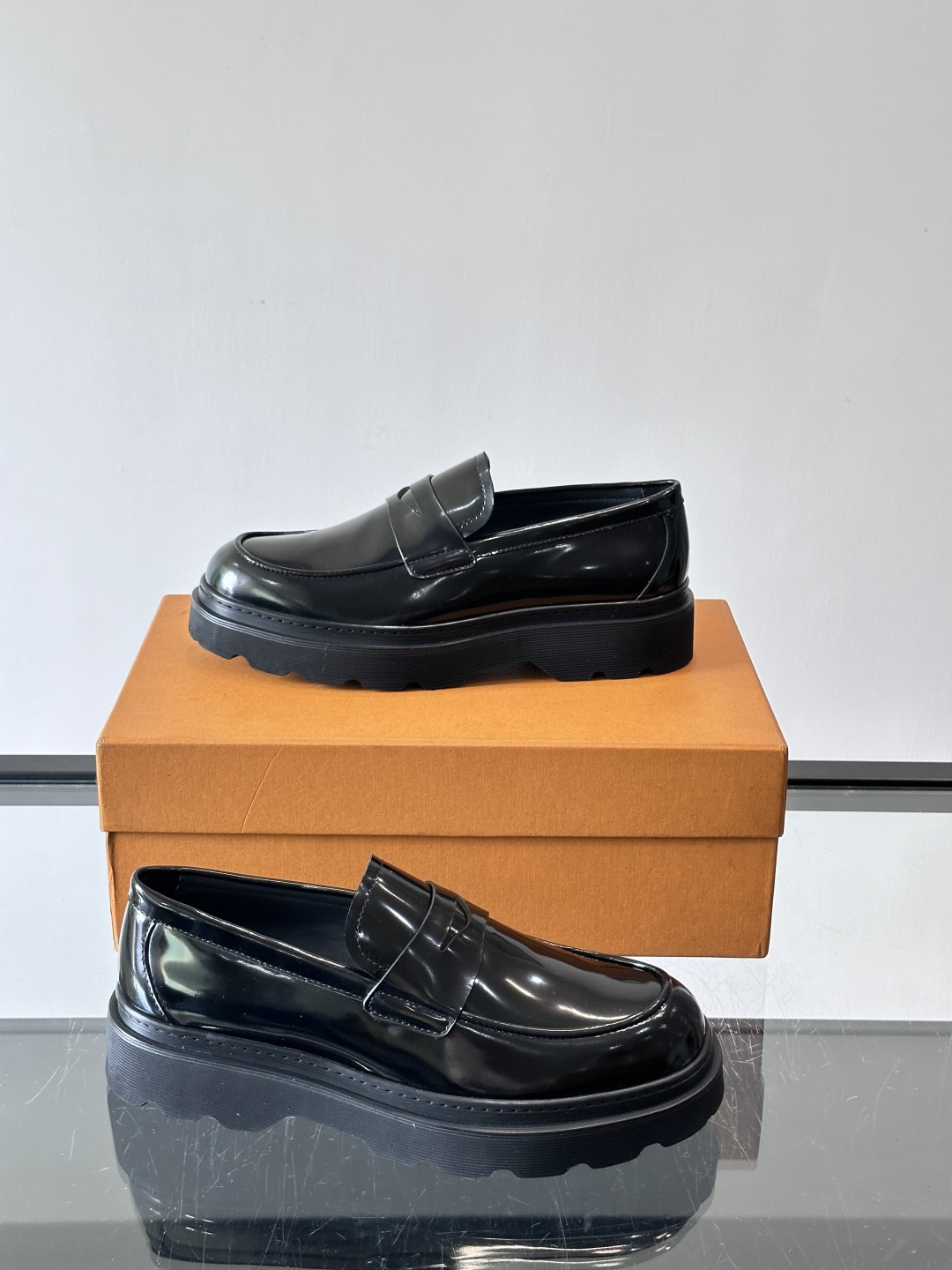 Tod'S/托德斯男士乐福鞋本款乐福鞋以雅致的进口头层牛皮革制成， 配以品牌logo横条装饰，外露手工缝