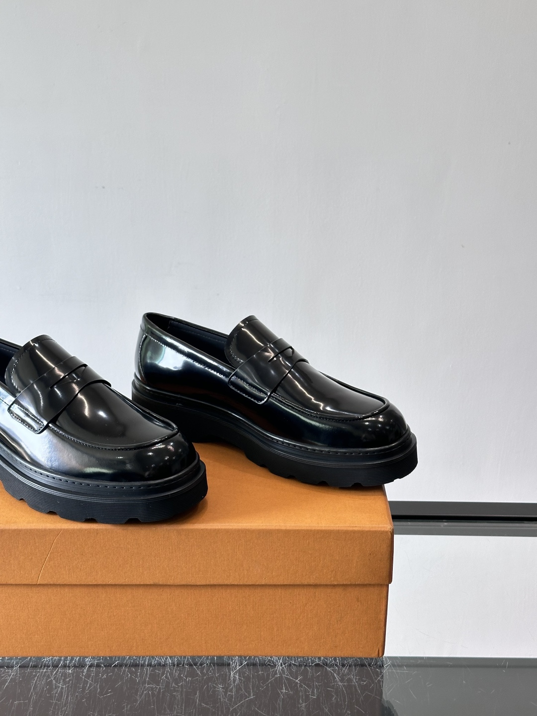 Tod'S/托德斯男士乐福鞋本款乐福鞋以雅致的进口头层牛皮革制成， 配以品牌logo横条装饰，外露手工缝