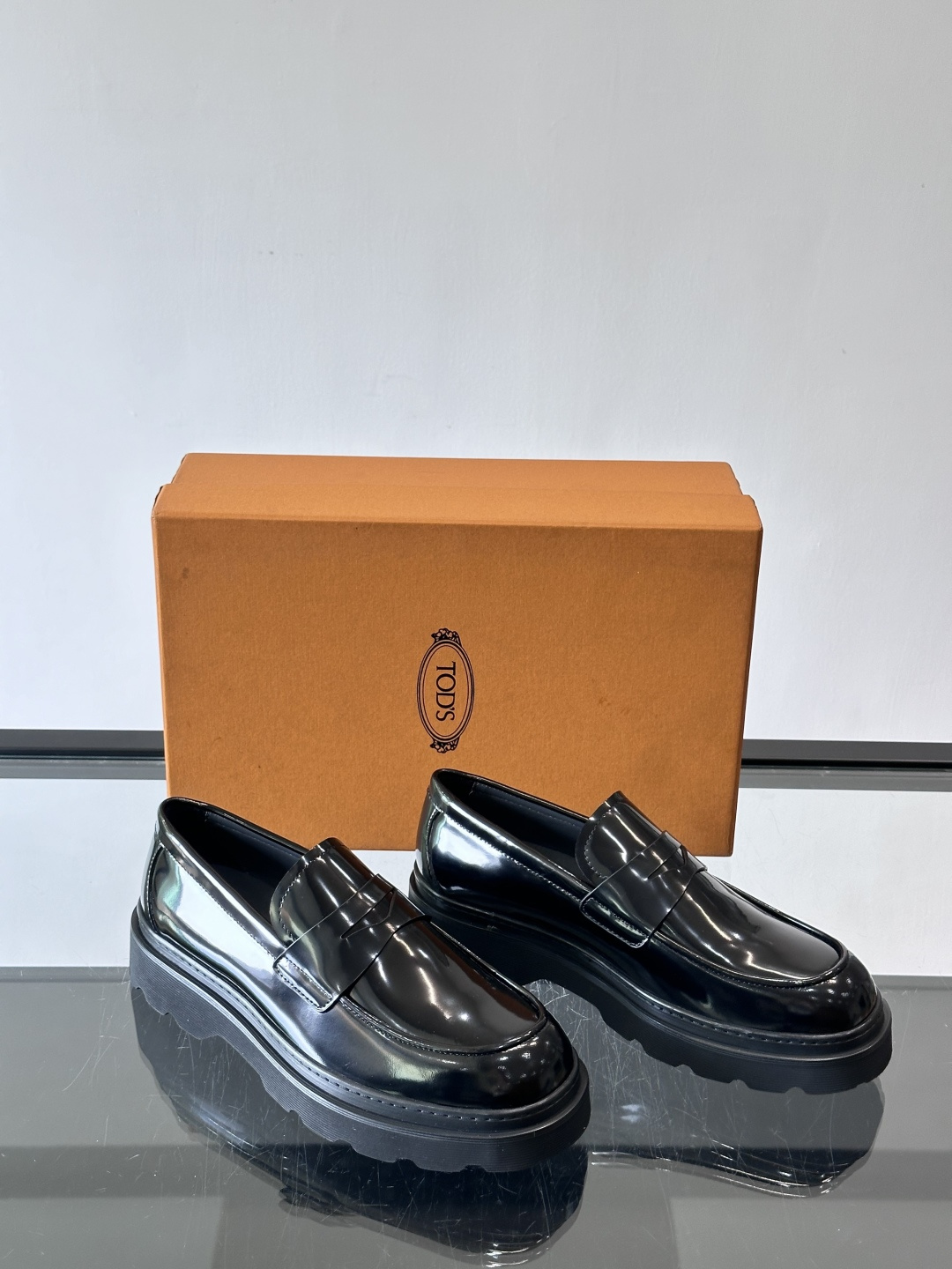 Tod'S/托德斯男士乐福鞋本款乐福鞋以雅致的进口头层牛皮革制成， 配以品牌logo横条装饰，外露手工缝