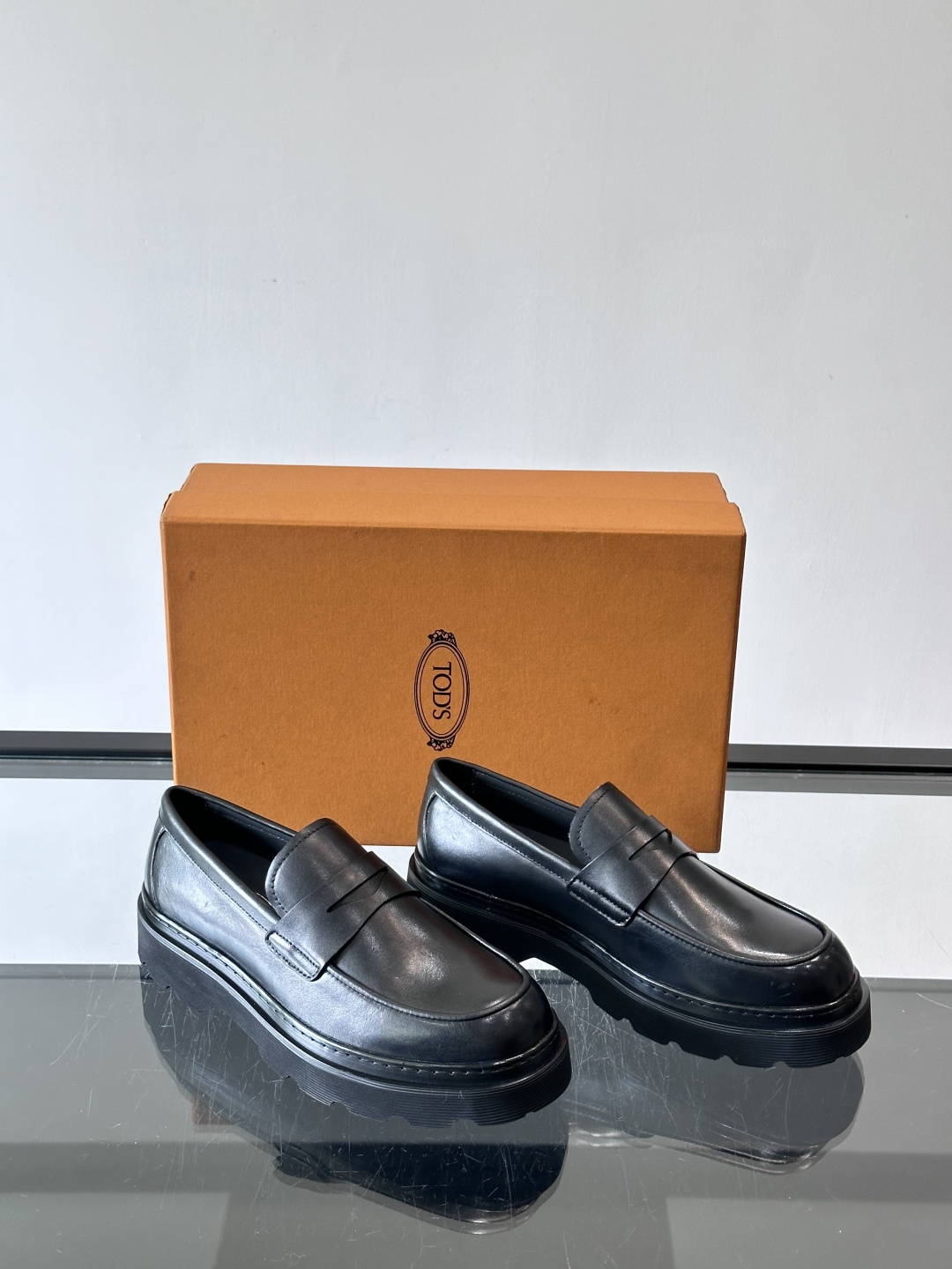 Tod'S/托德斯男士乐福鞋本款乐福鞋以雅致的进口头层牛皮革制成， 配以品牌logo横条装饰，外露手工缝