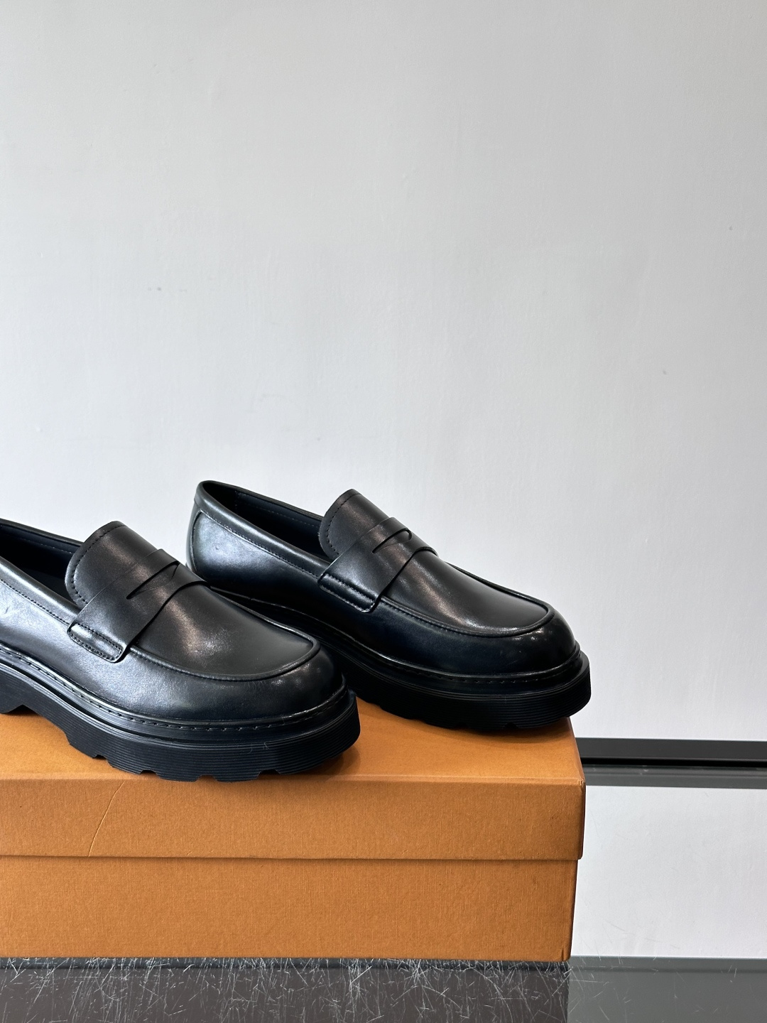 Tod'S/托德斯男士乐福鞋本款乐福鞋以雅致的进口头层牛皮革制成， 配以品牌logo横条装饰，外露手工缝