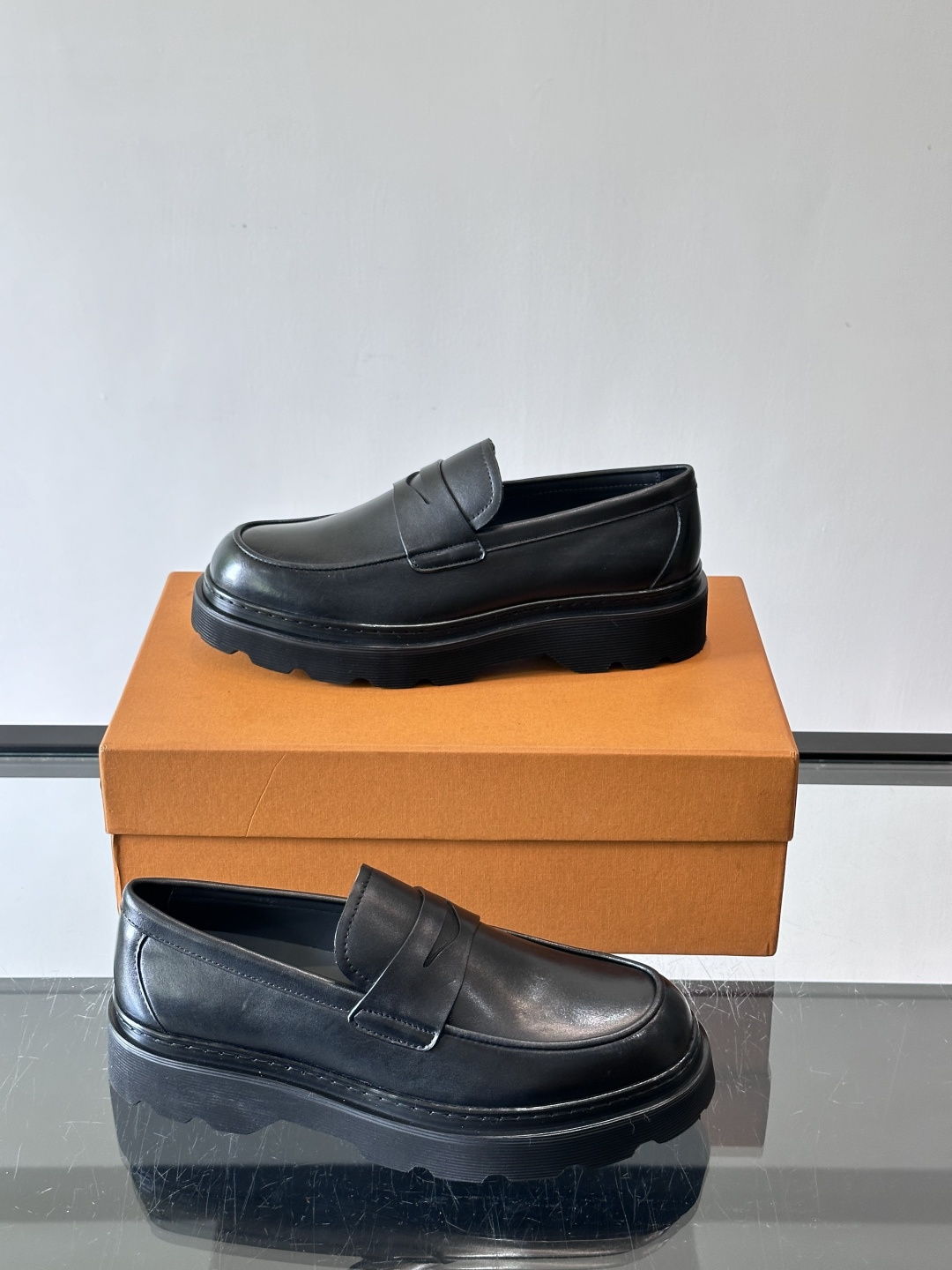 Tod'S/托德斯男士乐福鞋本款乐福鞋以雅致的进口头层牛皮革制成， 配以品牌logo横条装饰，外露手工缝