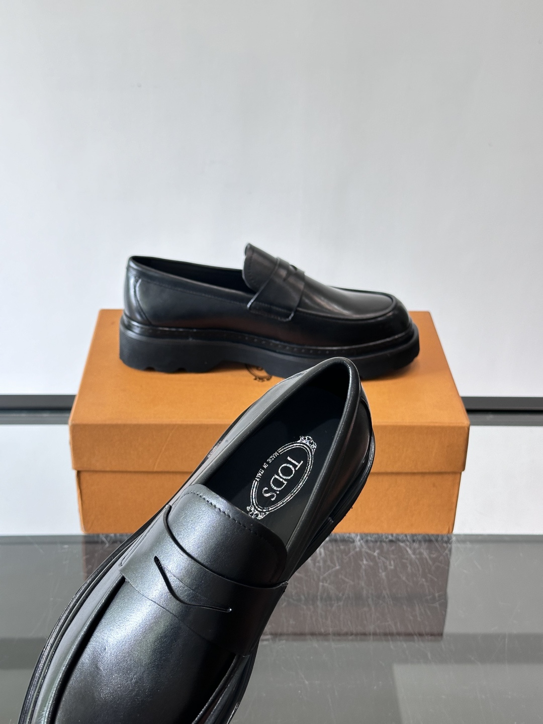 Tod'S/托德斯男士乐福鞋本款乐福鞋以雅致的进口头层牛皮革制成， 配以品牌logo横条装饰，外露手工缝