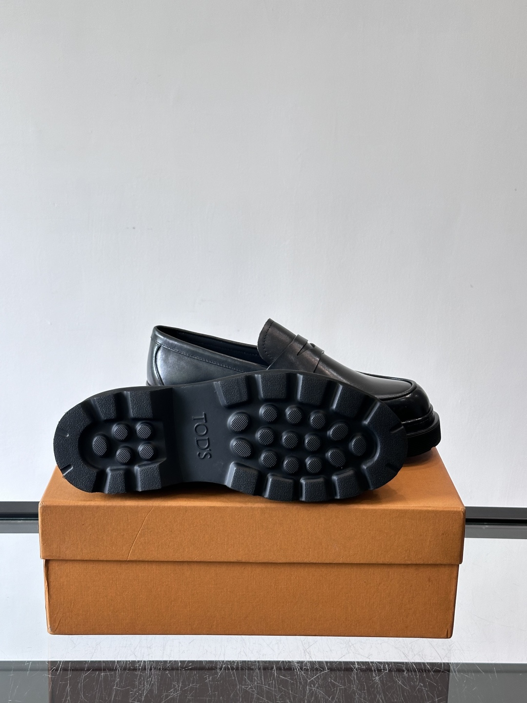 Tod'S/托德斯男士乐福鞋本款乐福鞋以雅致的进口头层牛皮革制成， 配以品牌logo横条装饰，外露手工缝