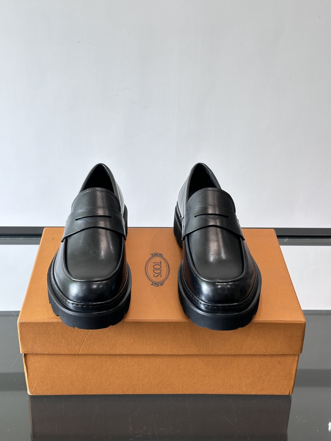 Tod'S/托德斯男士乐福鞋本款乐福鞋以雅致的进口头层牛皮革制成， 配以品牌logo横条装饰，外露手工缝