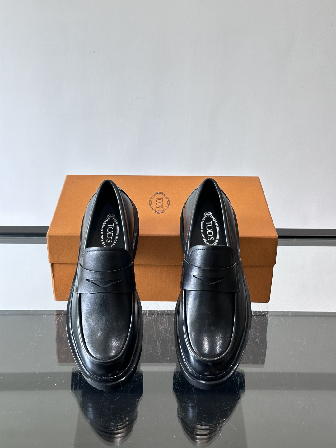 Tod'S/托德斯男士乐福鞋本款乐福鞋以雅致的进口头层牛皮革制成， 配以品牌logo横条装饰，外露手工缝