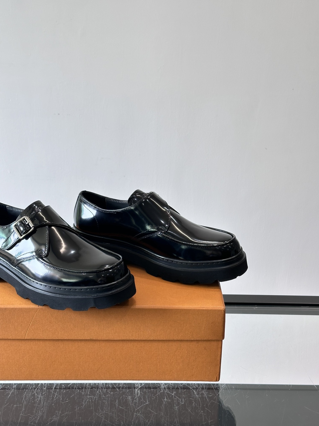 Tod'S/托德斯男士乐福鞋本款乐福鞋以雅致的进口头层牛皮革制成， 配以品牌logo横条装饰，外露手工缝