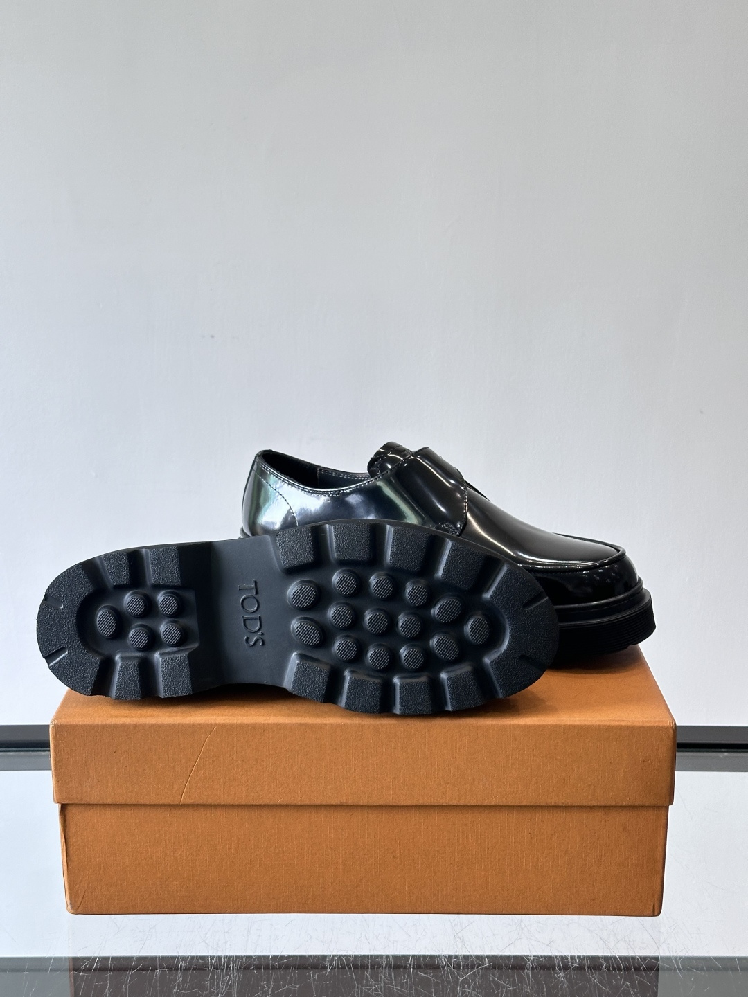 Tod'S/托德斯男士乐福鞋本款乐福鞋以雅致的进口头层牛皮革制成， 配以品牌logo横条装饰，外露手工缝