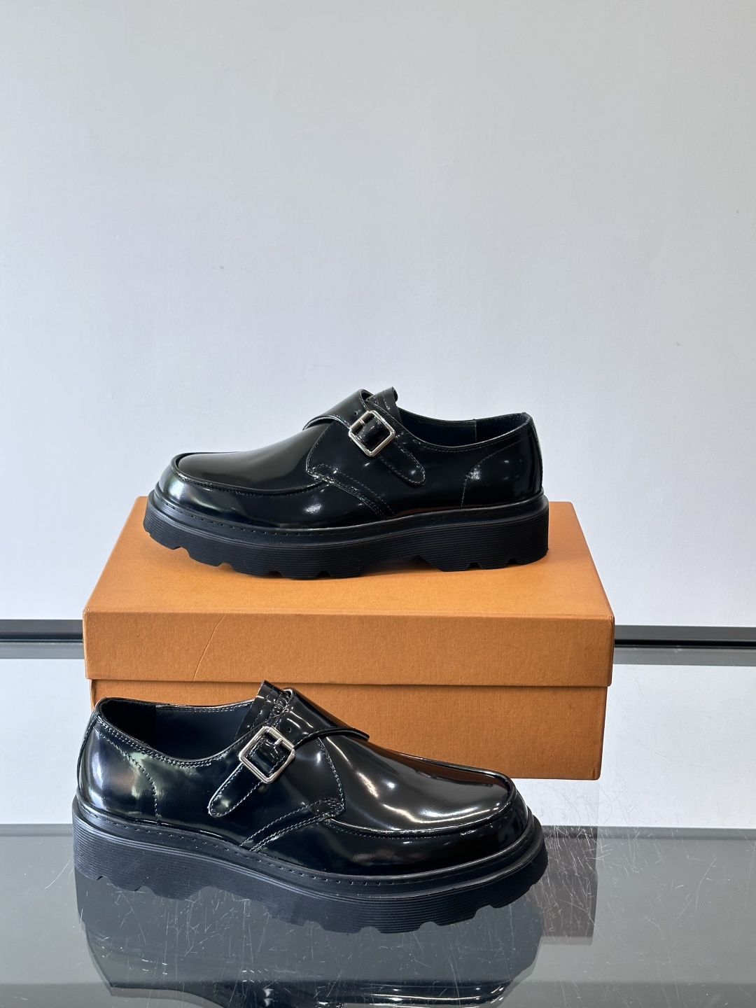 Tod'S/托德斯男士乐福鞋本款乐福鞋以雅致的进口头层牛皮革制成， 配以品牌logo横条装饰，外露手工缝