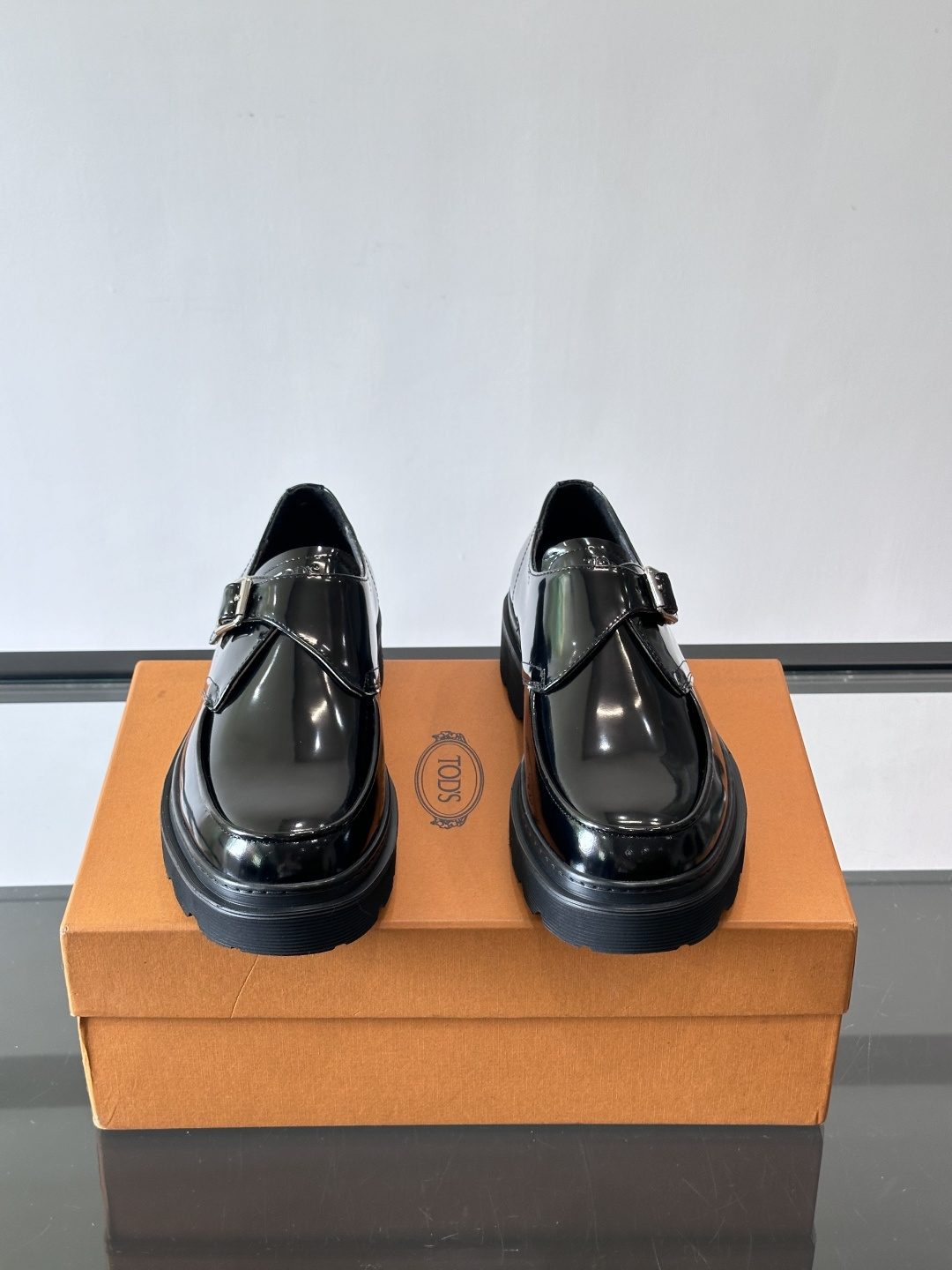 Tod'S/托德斯男士乐福鞋本款乐福鞋以雅致的进口头层牛皮革制成， 配以品牌logo横条装饰，外露手工缝