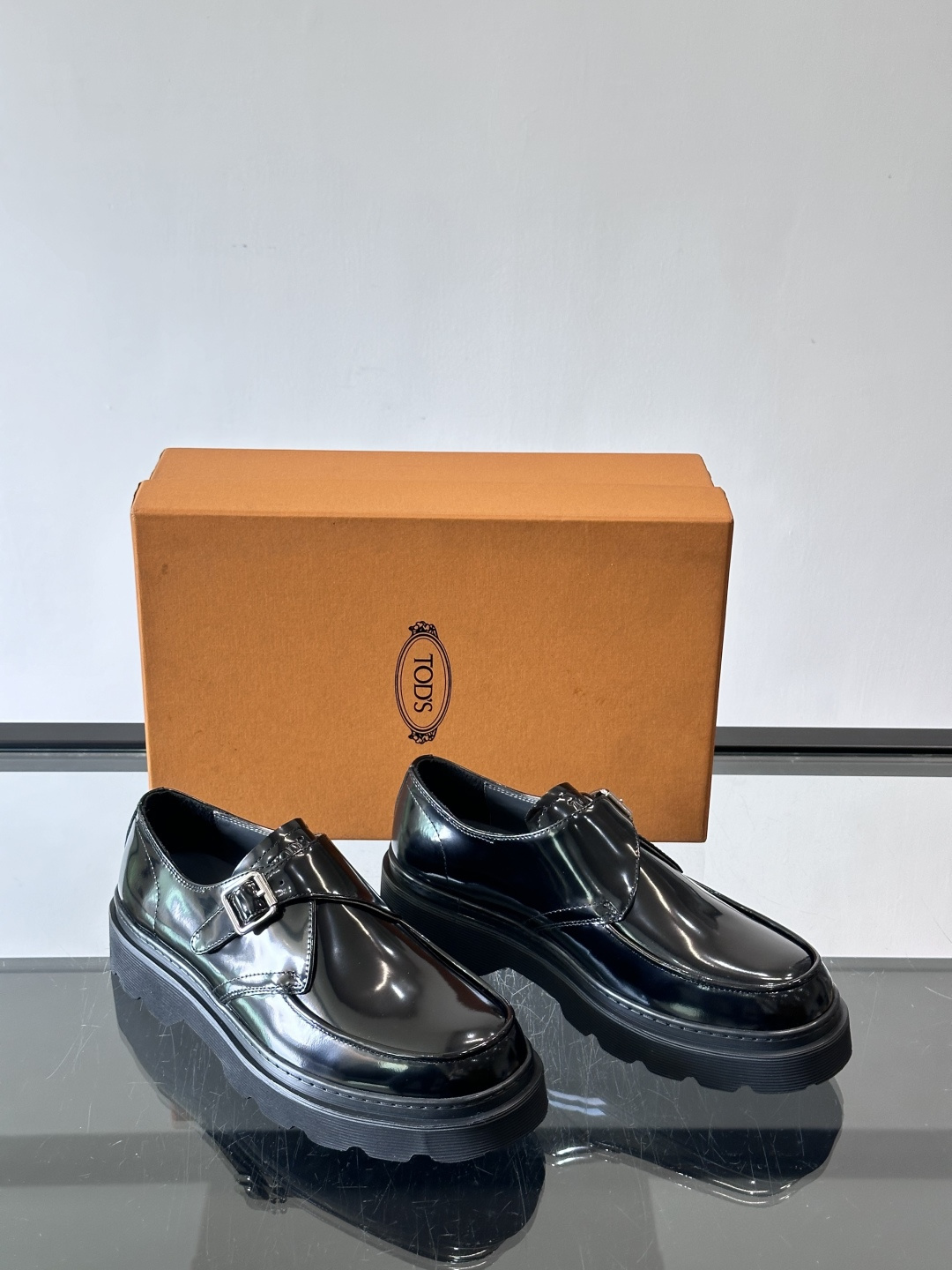 Tod'S/托德斯男士乐福鞋本款乐福鞋以雅致的进口头层牛皮革制成， 配以品牌logo横条装饰，外露手工缝