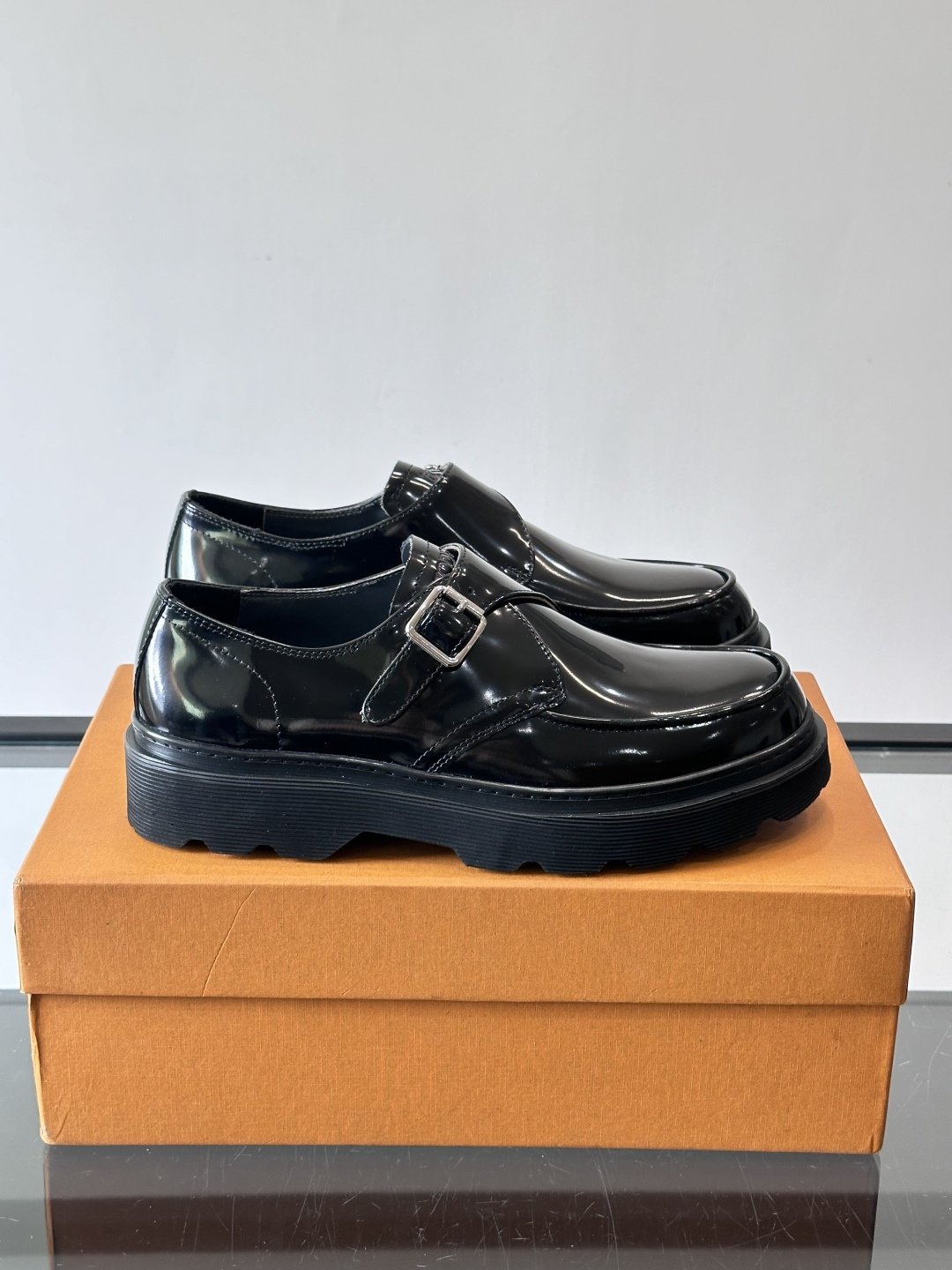 Tod'S/托德斯男士乐福鞋本款乐福鞋以雅致的进口头层牛皮革制成， 配以品牌logo横条装饰，外露手工缝