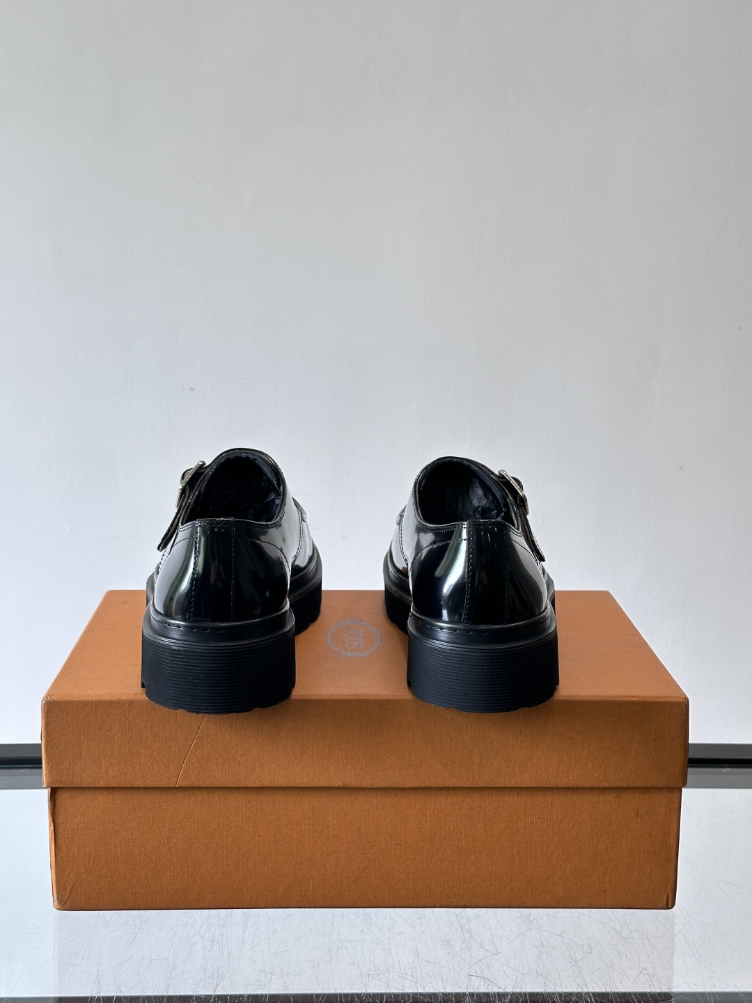 Tod'S/托德斯男士乐福鞋本款乐福鞋以雅致的进口头层牛皮革制成， 配以品牌logo横条装饰，外露手工缝