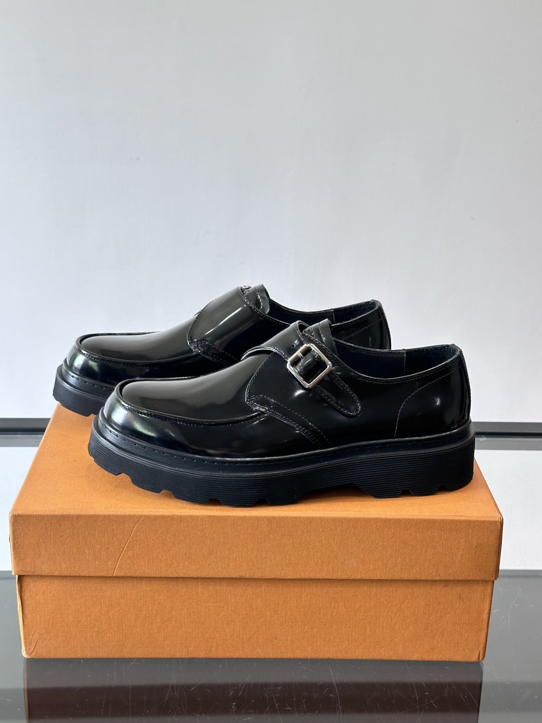 Tod'S/托德斯男士乐福鞋本款乐福鞋以雅致的进口头层牛皮革制成， 配以品牌logo横条装饰，外露手工缝