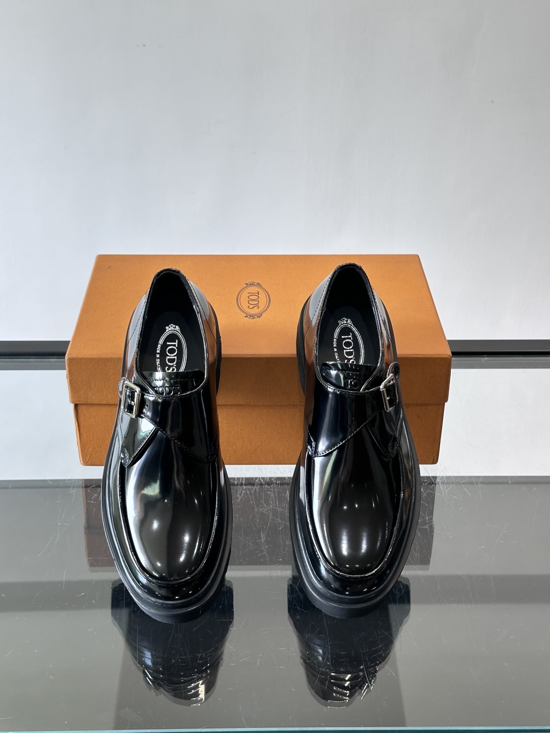 Tod'S/托德斯男士乐福鞋本款乐福鞋以雅致的进口头层牛皮革制成， 配以品牌logo横条装饰，外露手工缝