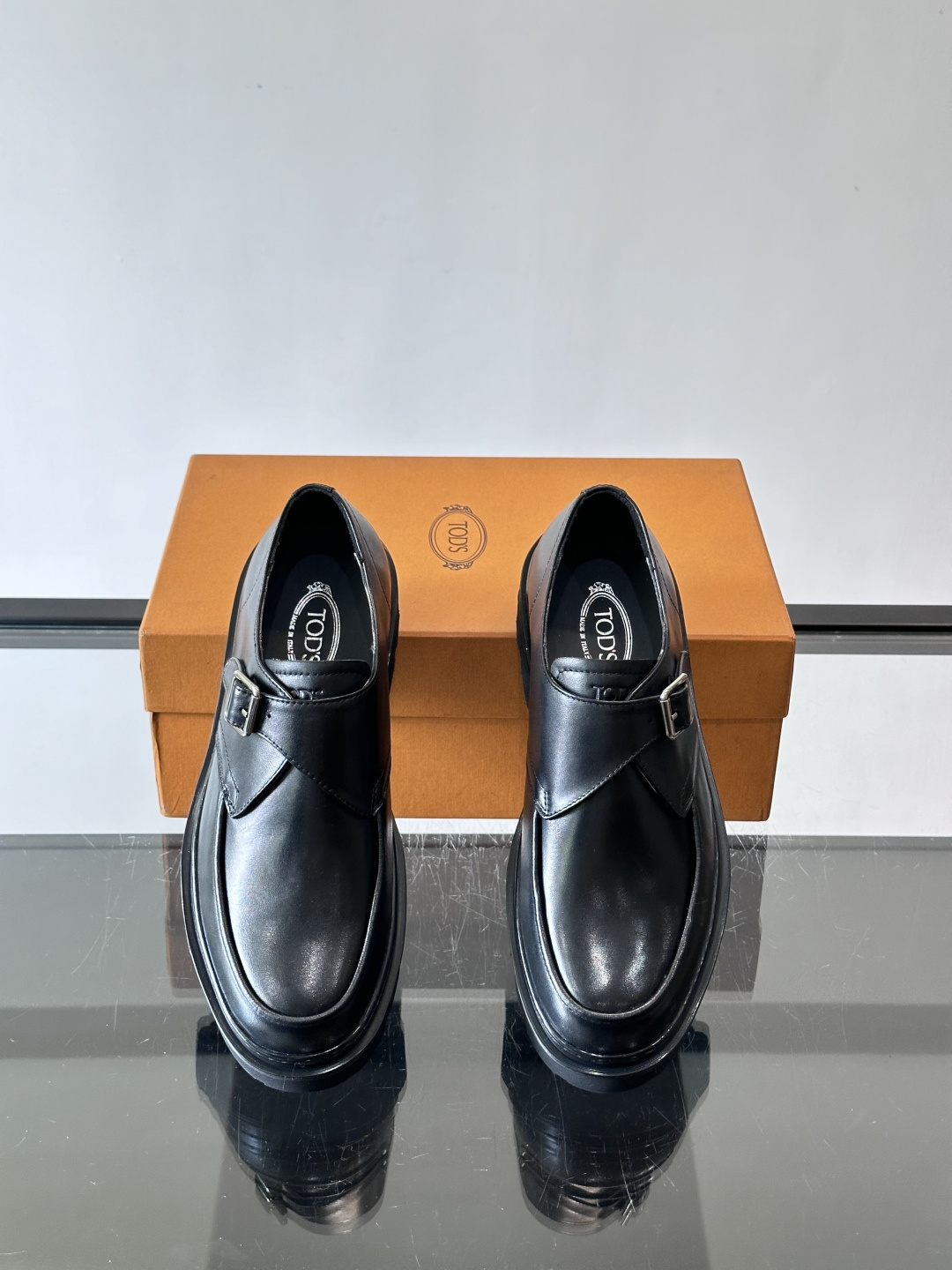 Tod'S/托德斯男士乐福鞋本款乐福鞋以雅致的进口头层牛皮革制成， 配以品牌logo横条装饰，外露手工缝