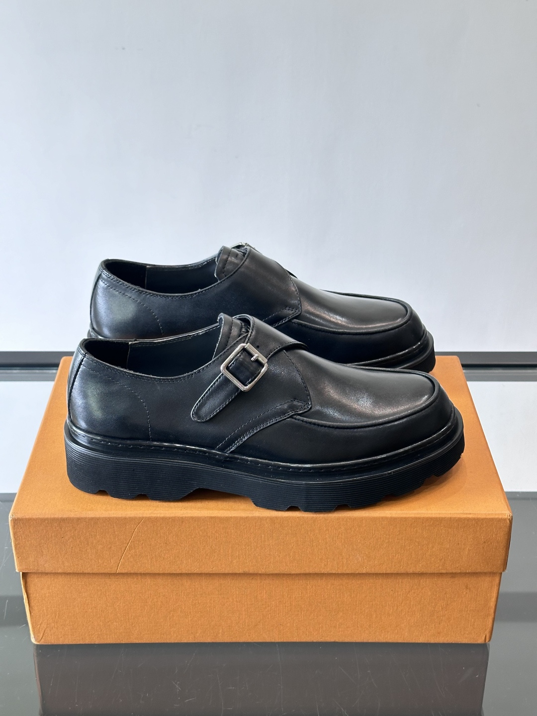 Tod'S/托德斯男士乐福鞋本款乐福鞋以雅致的进口头层牛皮革制成， 配以品牌logo横条装饰，外露手工缝