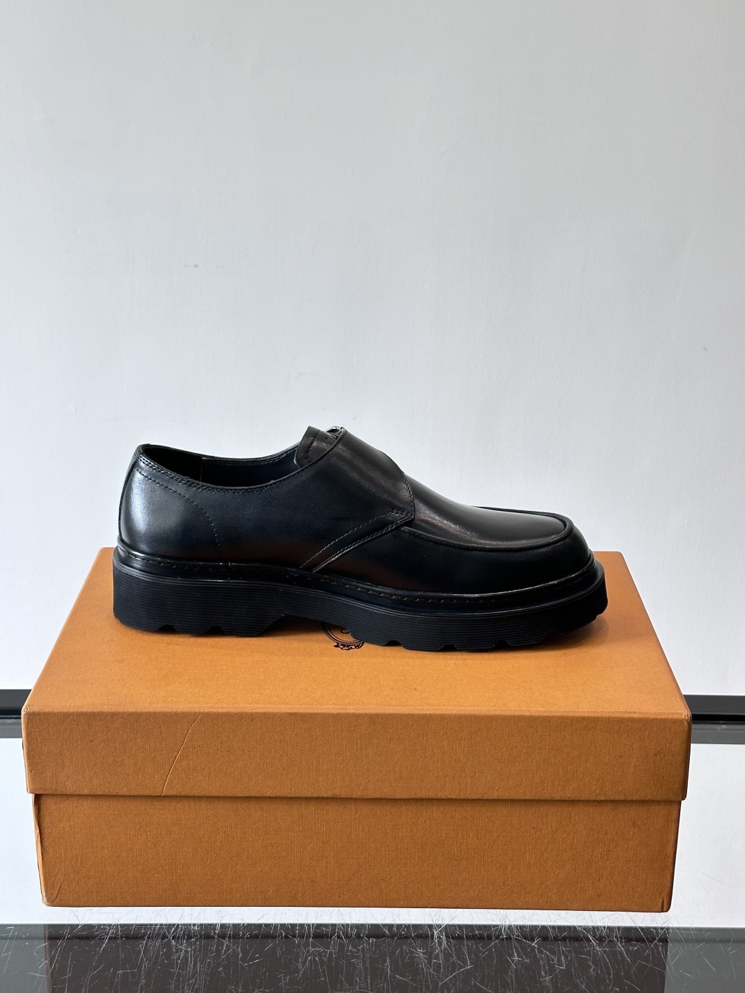 Tod'S/托德斯男士乐福鞋本款乐福鞋以雅致的进口头层牛皮革制成， 配以品牌logo横条装饰，外露手工缝