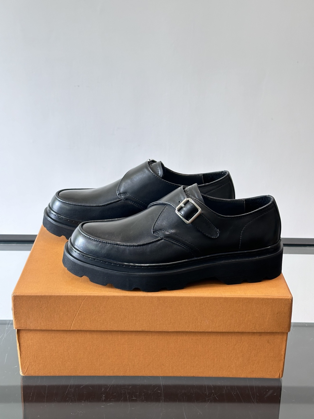 Tod'S/托德斯男士乐福鞋本款乐福鞋以雅致的进口头层牛皮革制成， 配以品牌logo横条装饰，外露手工缝